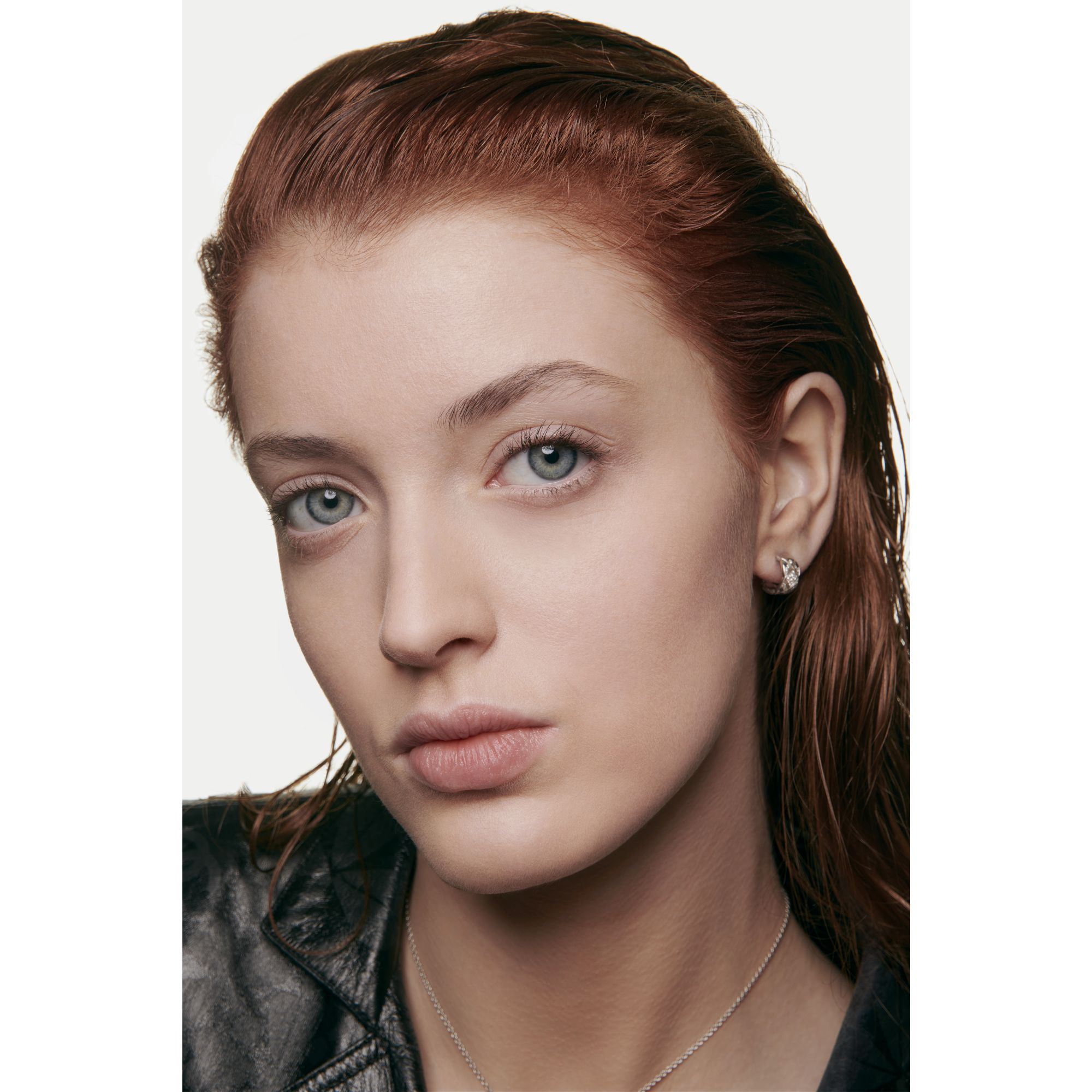 COMPACT FOUNDATION YANG MENCERAHKAN DAN MENGOREKSI DENGAN HASIL TAHAN LAMA