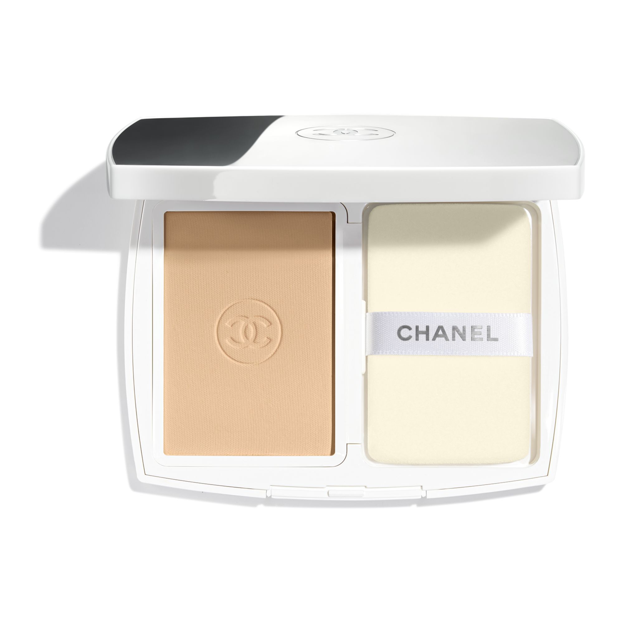 COMPACT FOUNDATION YANG MENCERAHKAN DAN MENGOREKSI DENGAN HASIL TAHAN LAMA