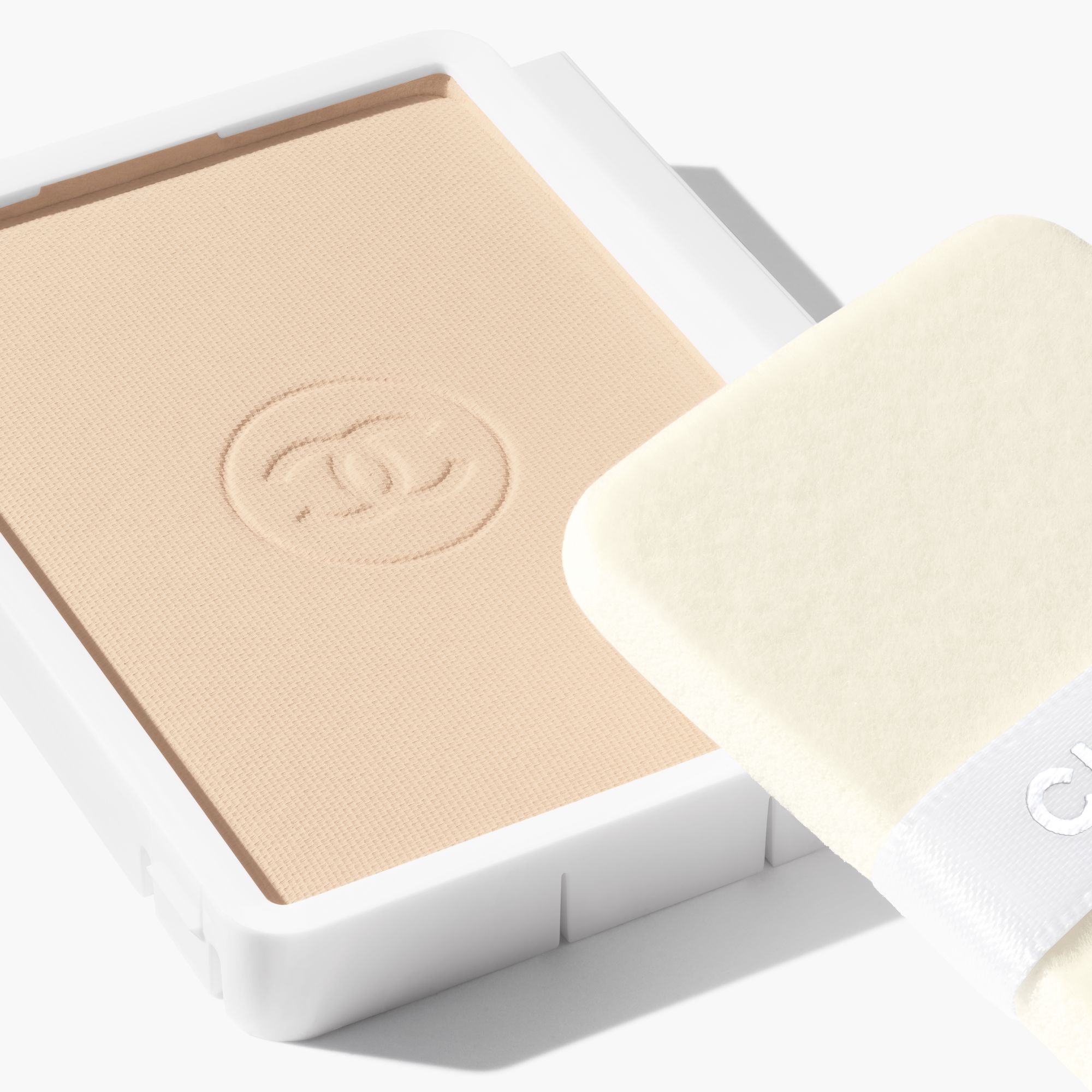 COMPACT FOUNDATION YANG MENCERAHKAN DAN MENGOREKSI DENGAN HASIL TAHAN LAMA