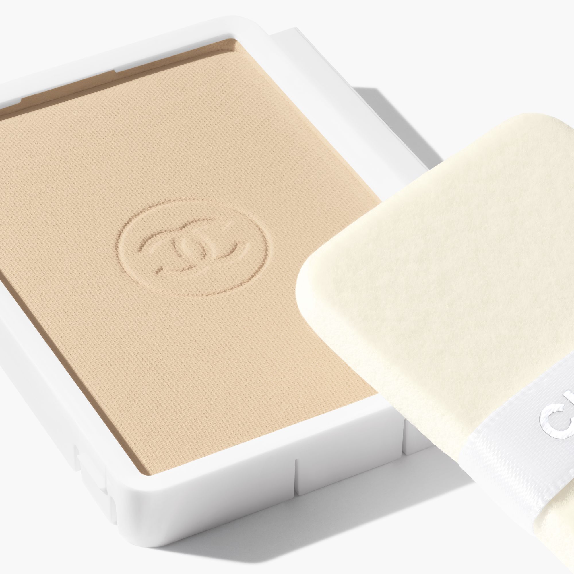 COMPACT FOUNDATION YANG MENCERAHKAN DAN MENGOREKSI DENGAN HASIL TAHAN LAMA