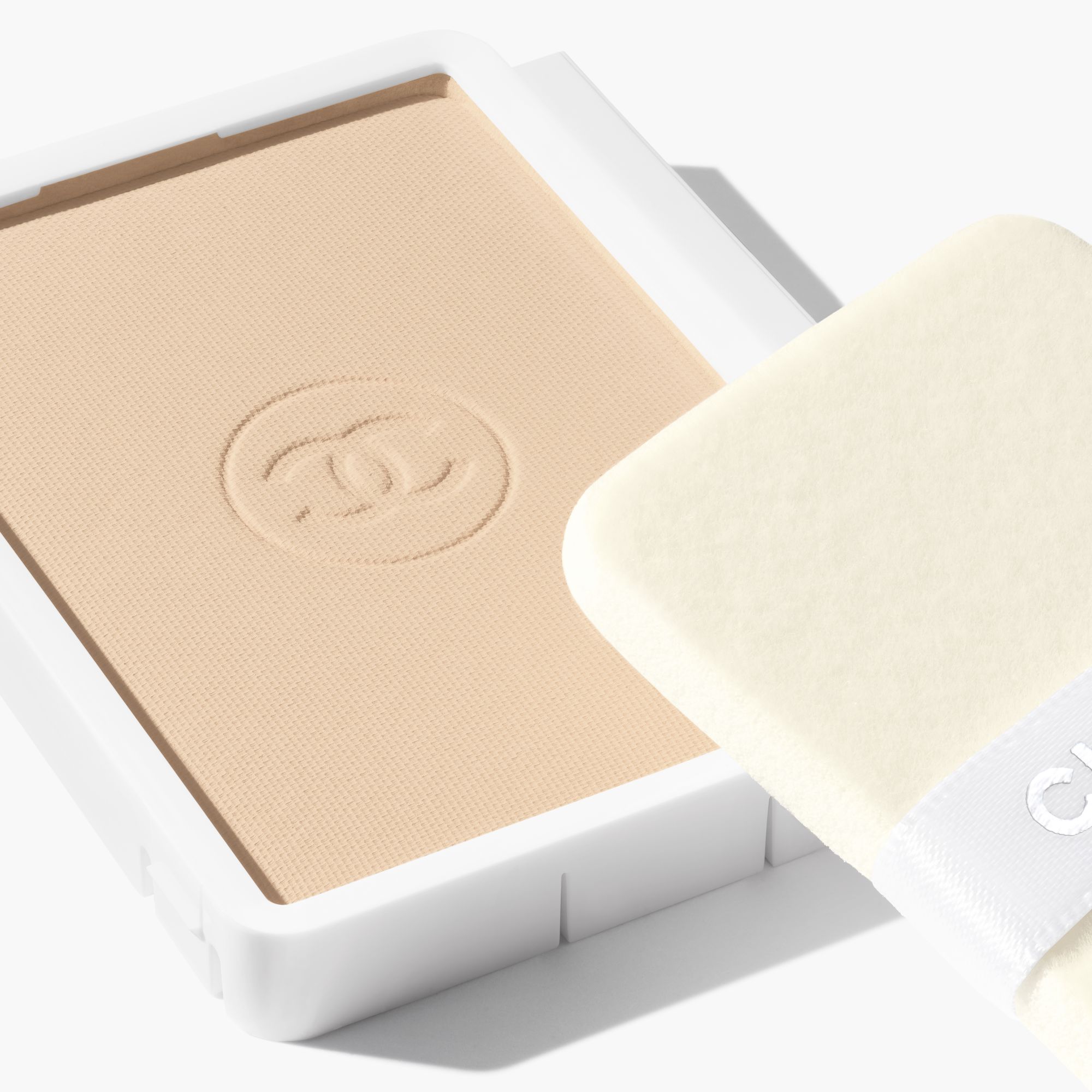 COMPACT FOUNDATION YANG MENCERAHKAN DAN MENGOREKSI DENGAN HASIL TAHAN LAMA