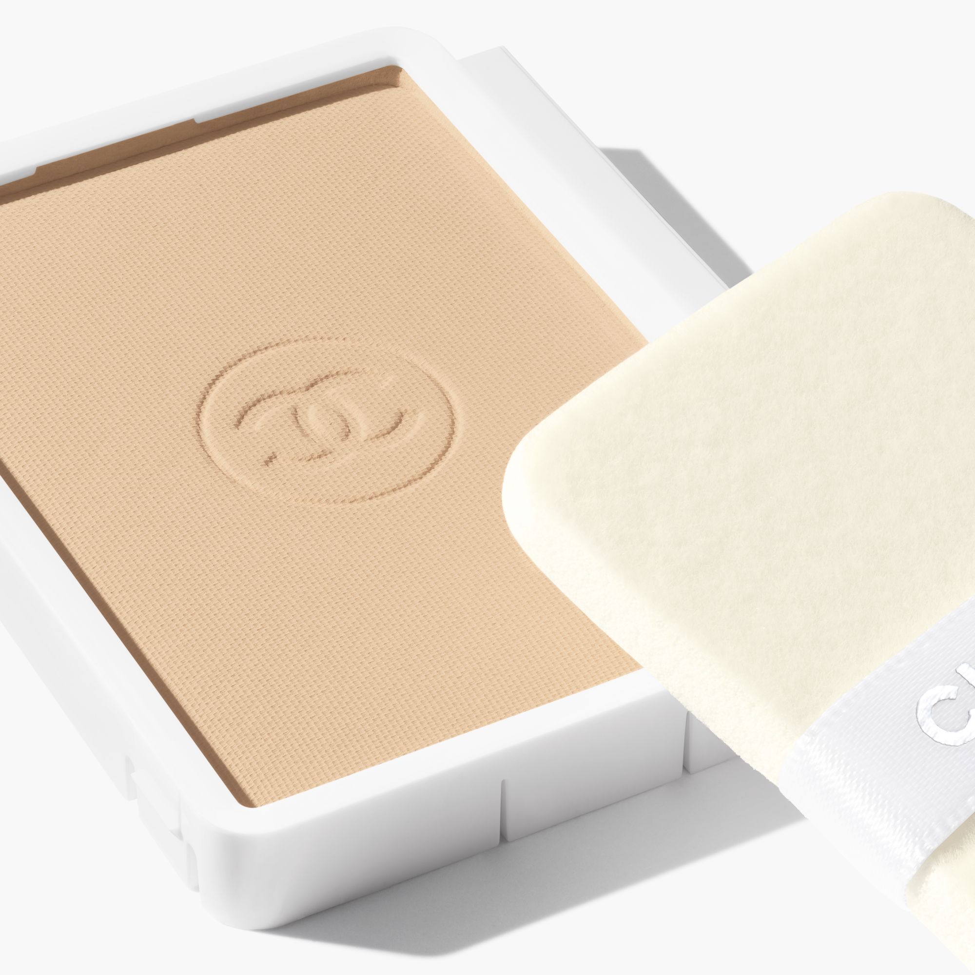 COMPACT FOUNDATION YANG MENCERAHKAN DAN MENGOREKSI DENGAN HASIL TAHAN LAMA