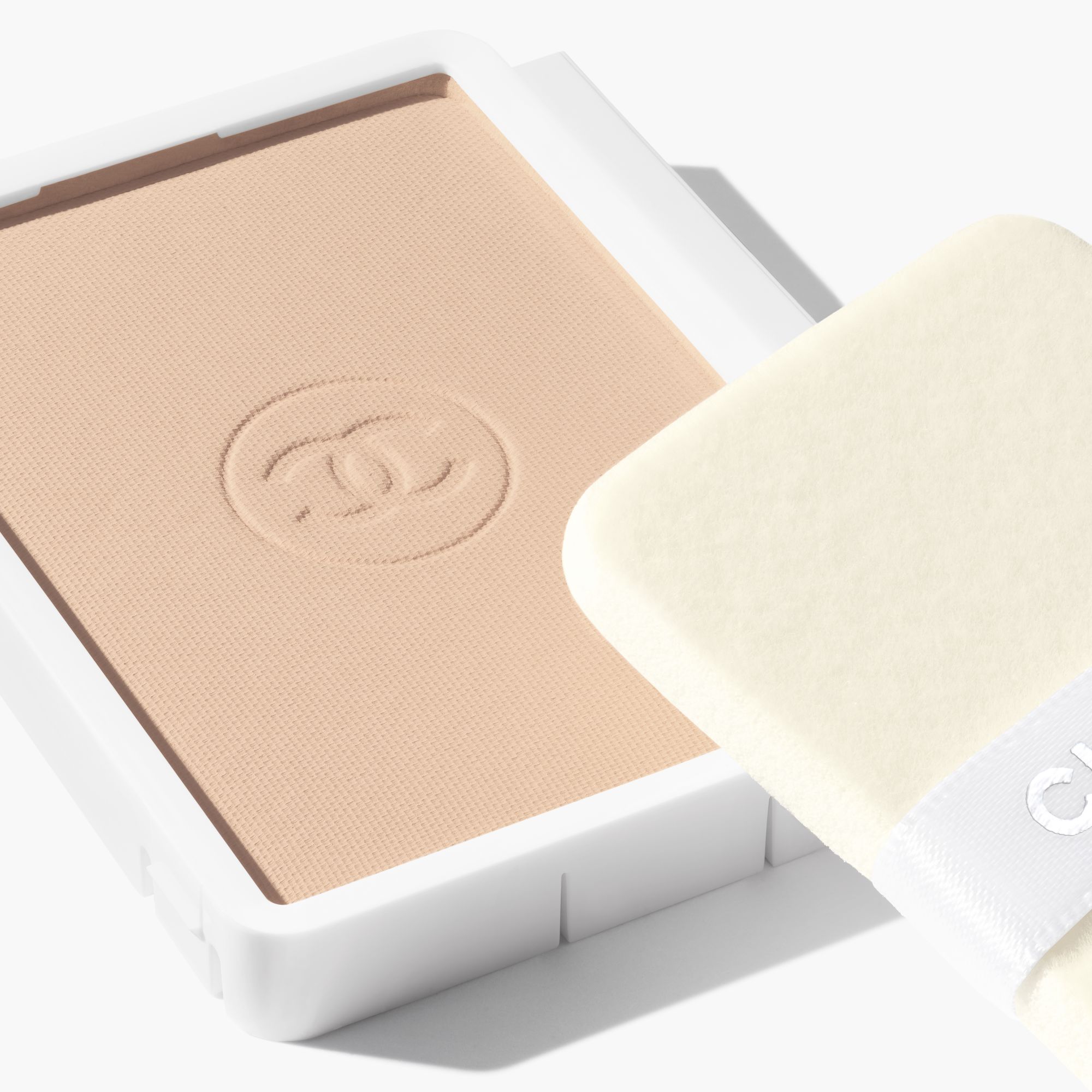 COMPACT FOUNDATION YANG MENCERAHKAN DAN MENGOREKSI DENGAN HASIL TAHAN LAMA