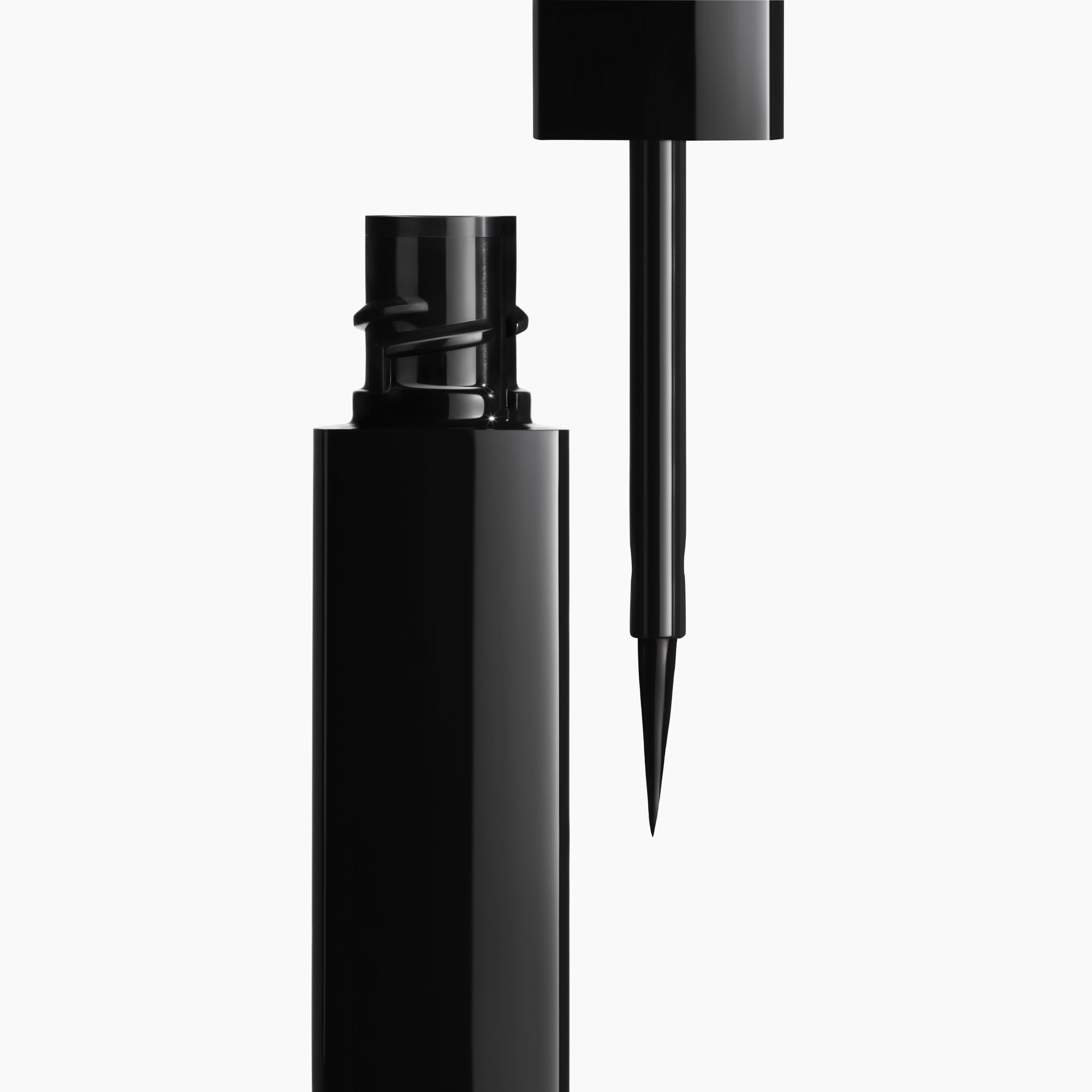 EYELINER CAIR WATERPROOF PENEGAS BENTUK MATA YANG TAHAN LAMA