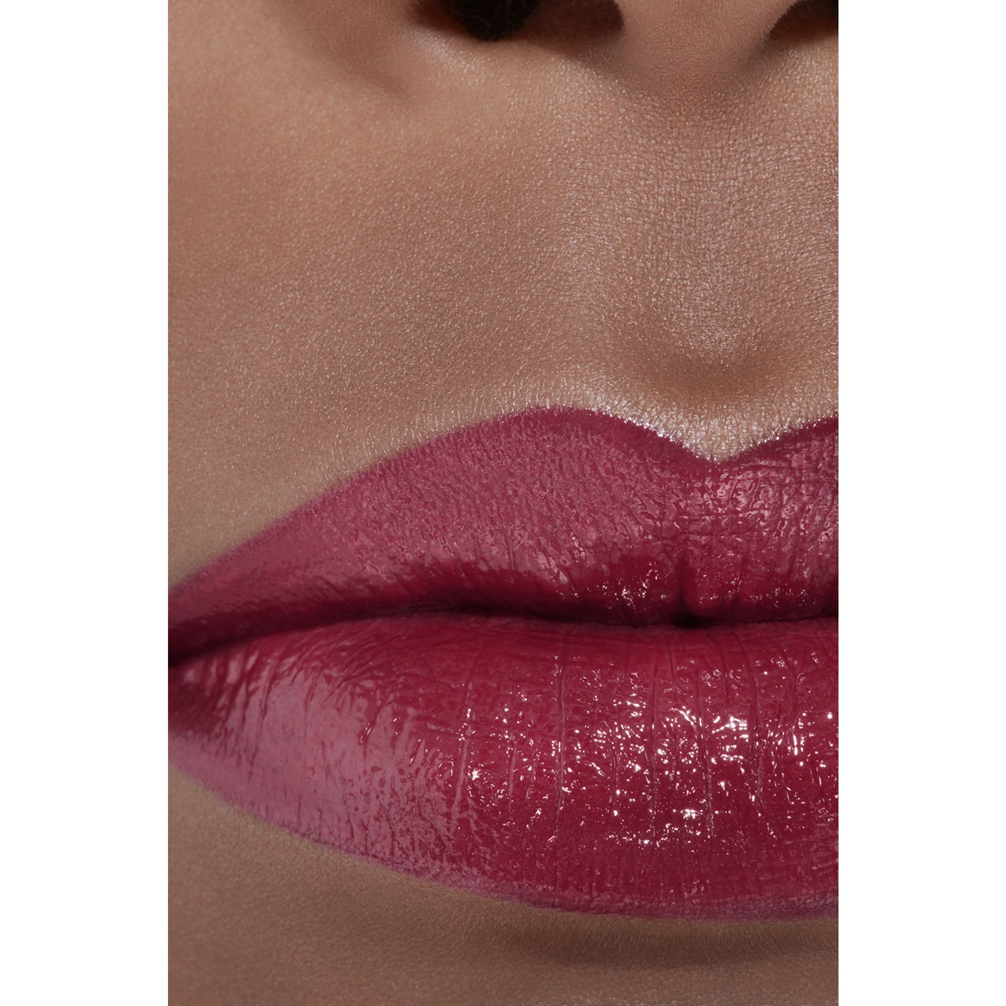LIPSTIK SATIN TAHAN LAMA – PERAWATAN BIBIR YANG MENGHIDRASI DAN MENGHALUSKAN