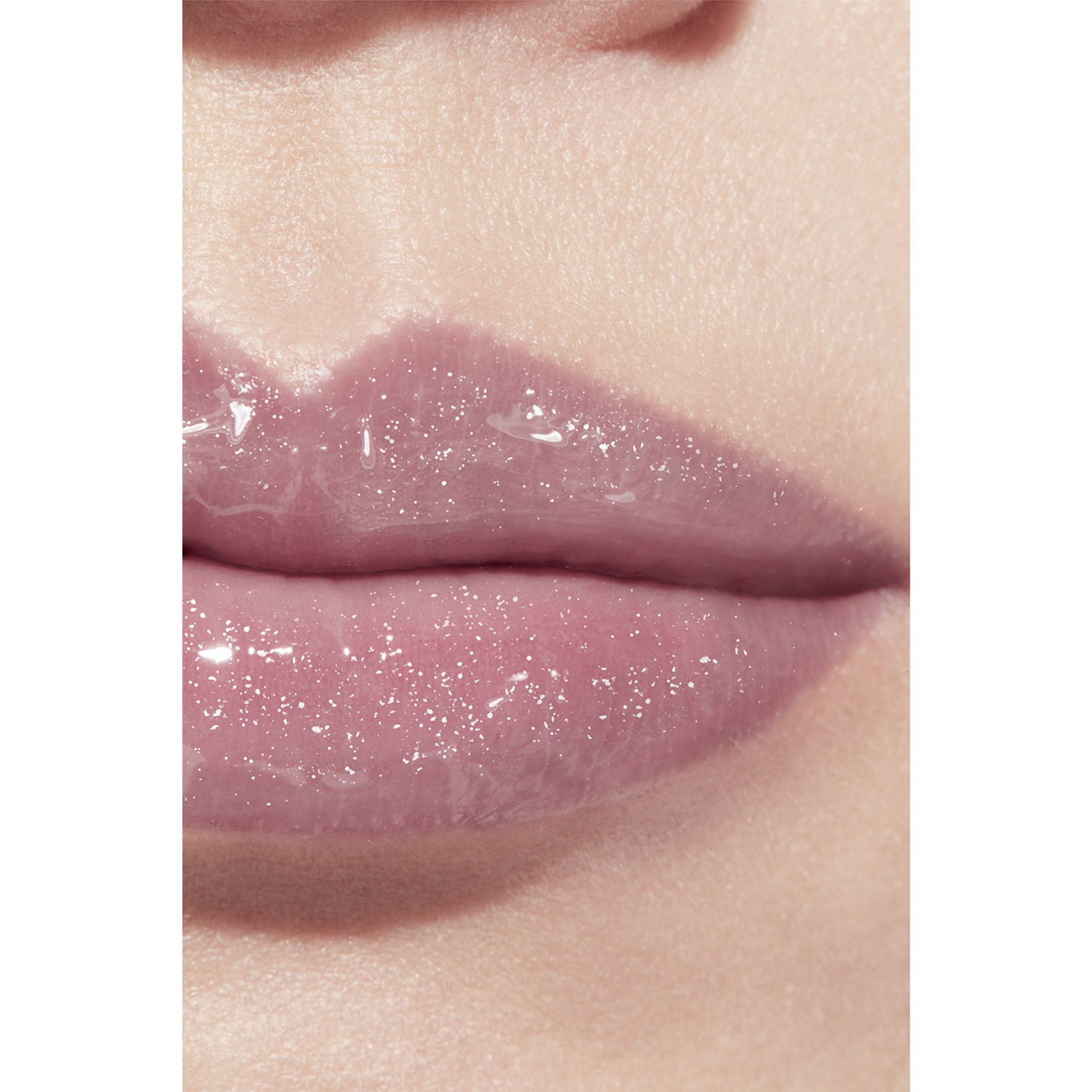 LIP GLOSS BERKILAU INTENS YANG MELEMBAPKAN DAN MENGHALUSKAN