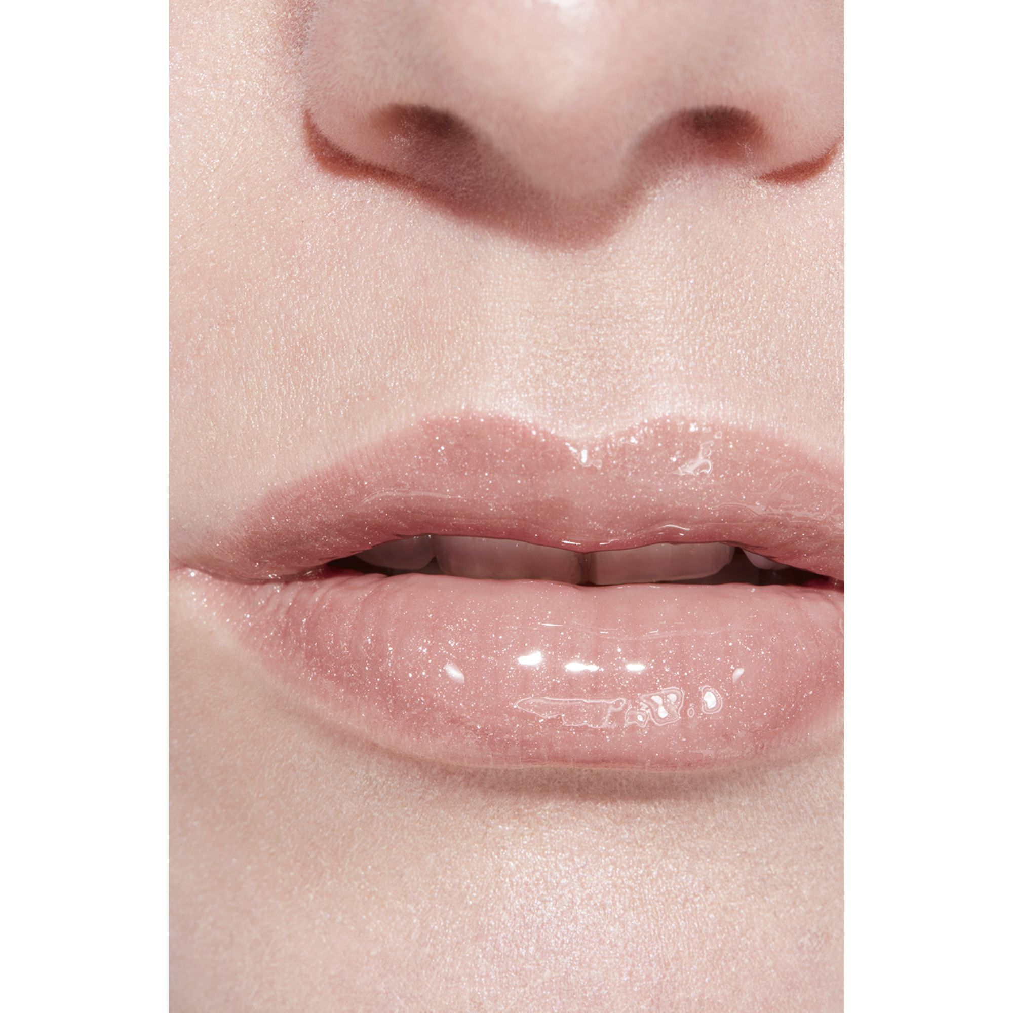 LIP GLOSS BERKILAU INTENS YANG MELEMBAPKAN DAN MENGHALUSKAN