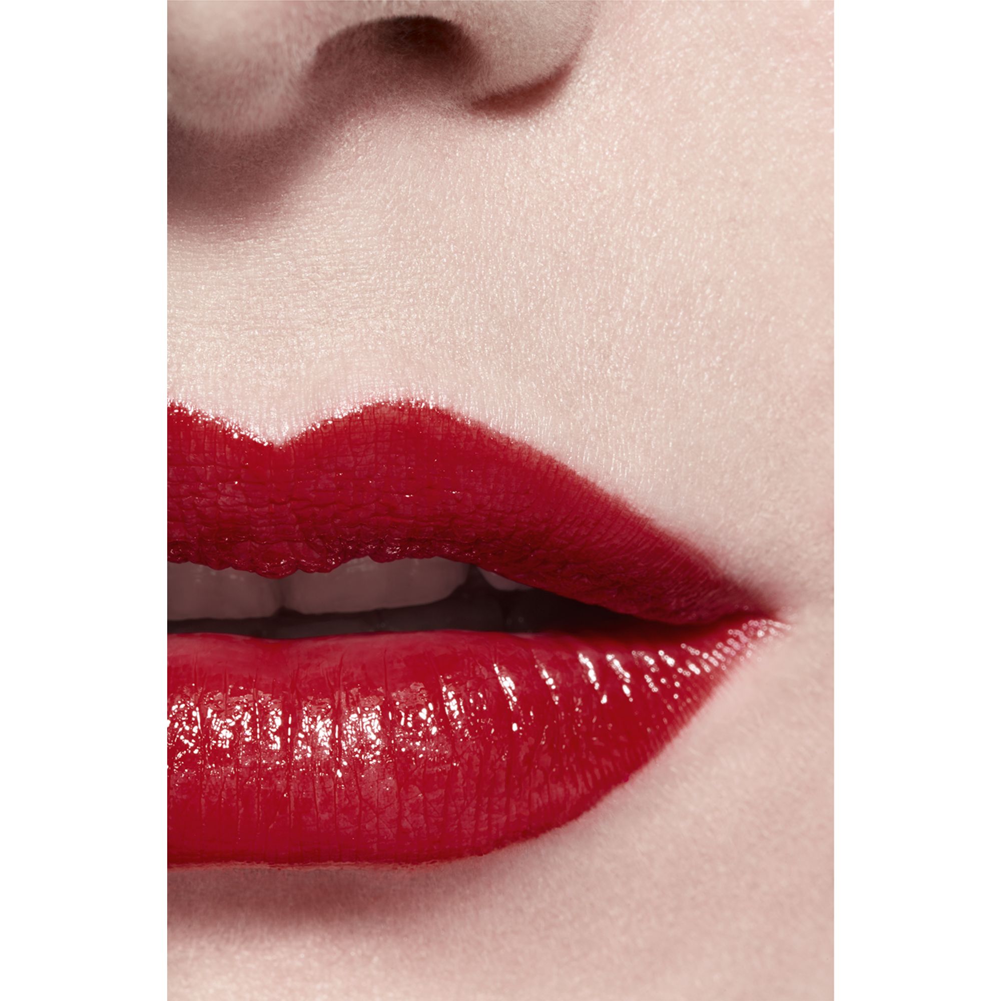 LIPSTIK SATIN TAHAN LAMA – PERAWATAN BIBIR YANG MENGHIDRASI DAN MENGHALUSKAN