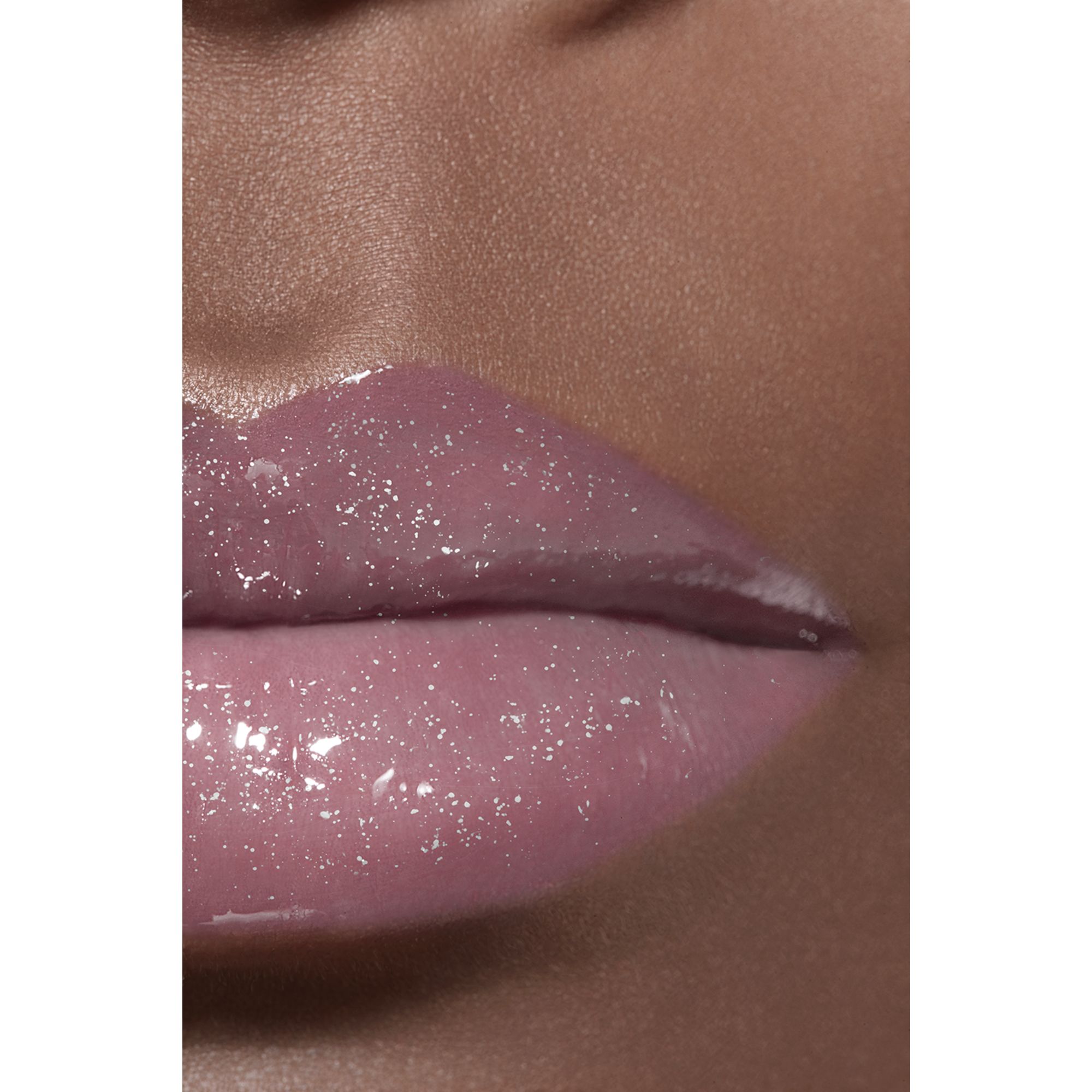 LIP GLOSS BERKILAU INTENS YANG MELEMBAPKAN DAN MENGHALUSKAN