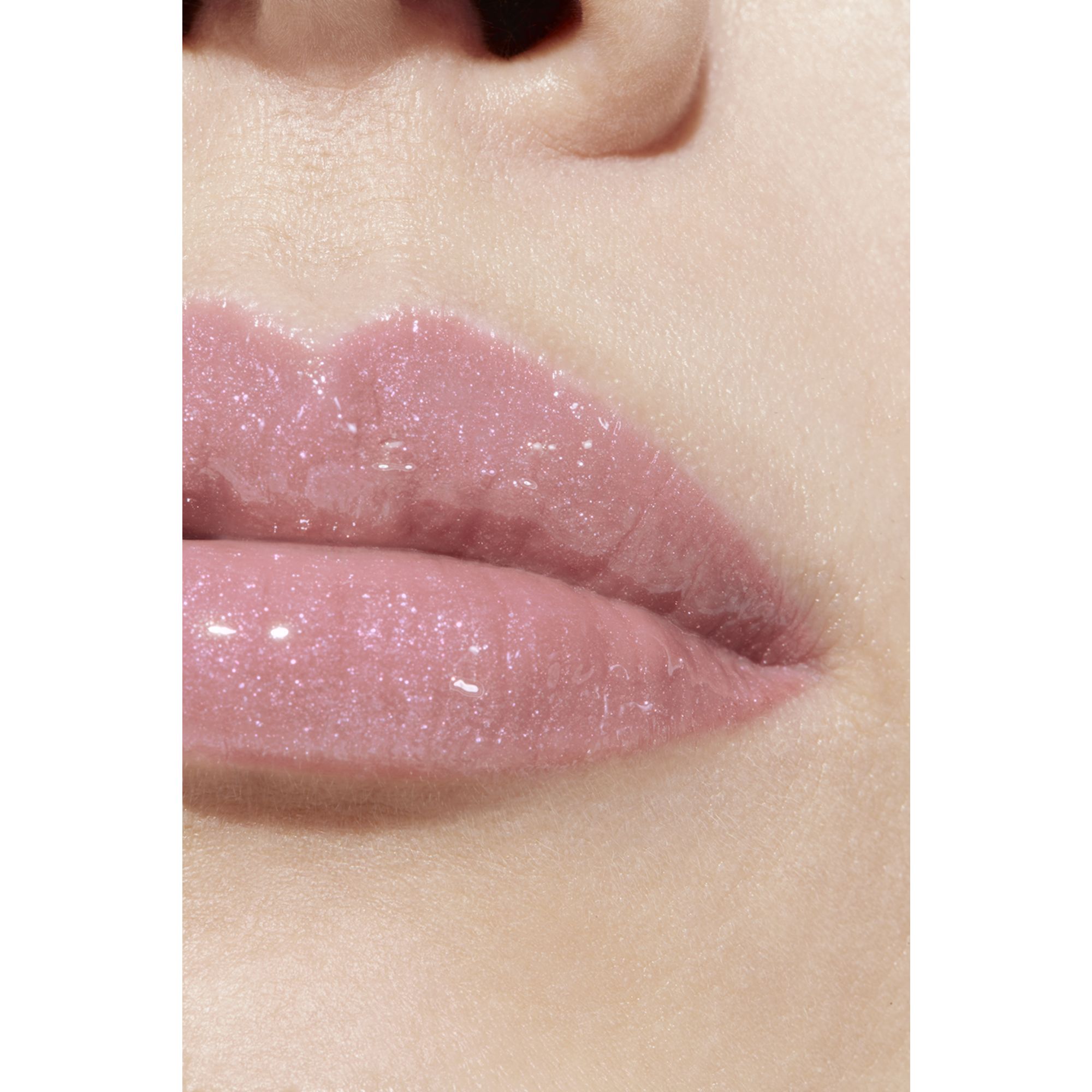 LIP GLOSS BERKILAU INTENS YANG MELEMBAPKAN DAN MENGHALUSKAN