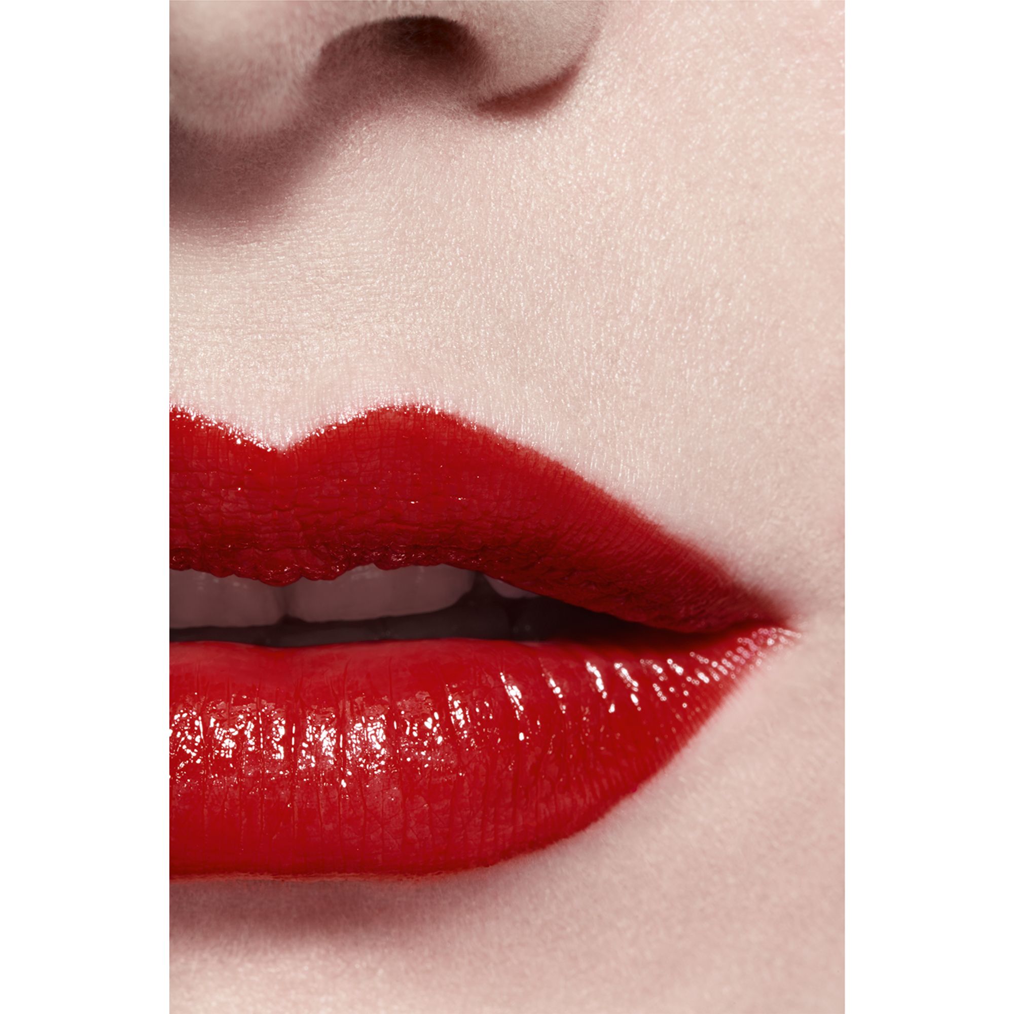 LIPSTIK SATIN TAHAN LAMA – PERAWATAN BIBIR YANG MENGHIDRASI DAN MENGHALUSKAN