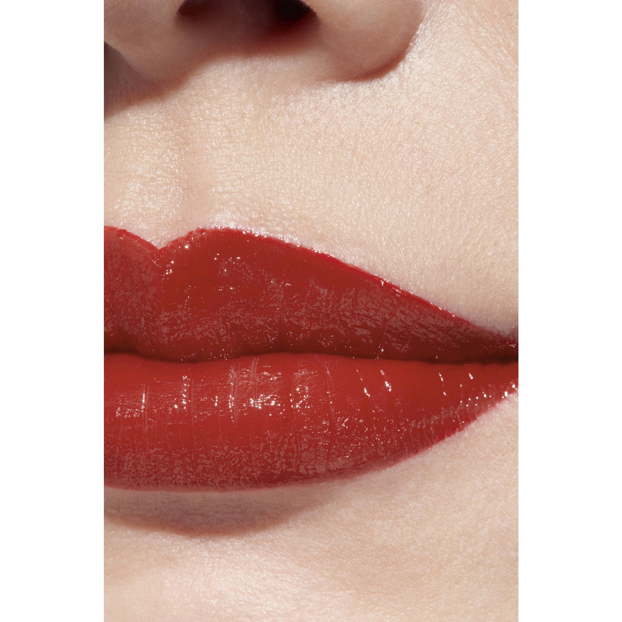 LIPSTIK SATIN TAHAN LAMA – PERAWATAN BIBIR YANG MENGHIDRASI DAN MENGHALUSKAN