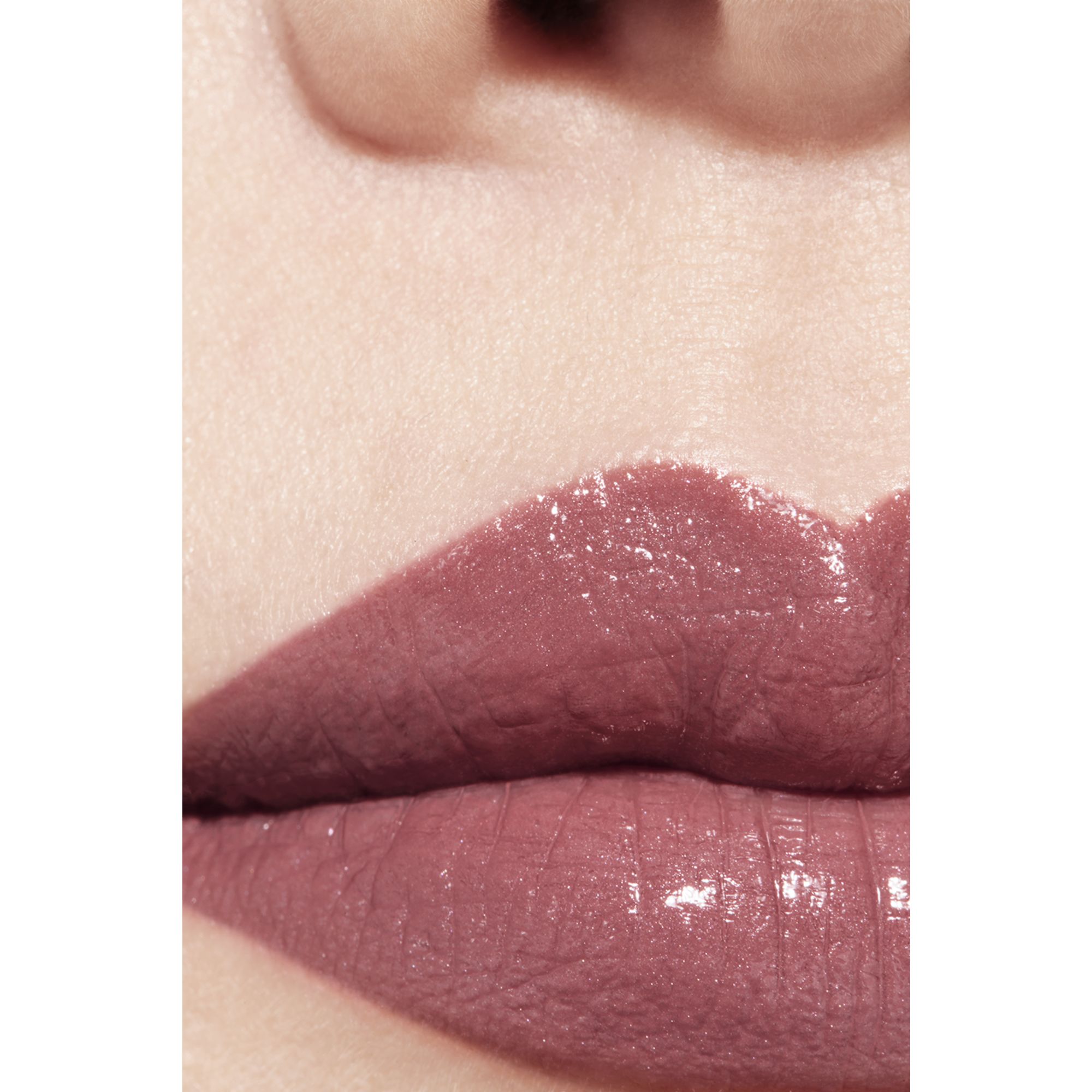 LIPSTIK SATIN TAHAN LAMA – PERAWATAN BIBIR YANG MENGHIDRASI DAN MENGHALUSKAN