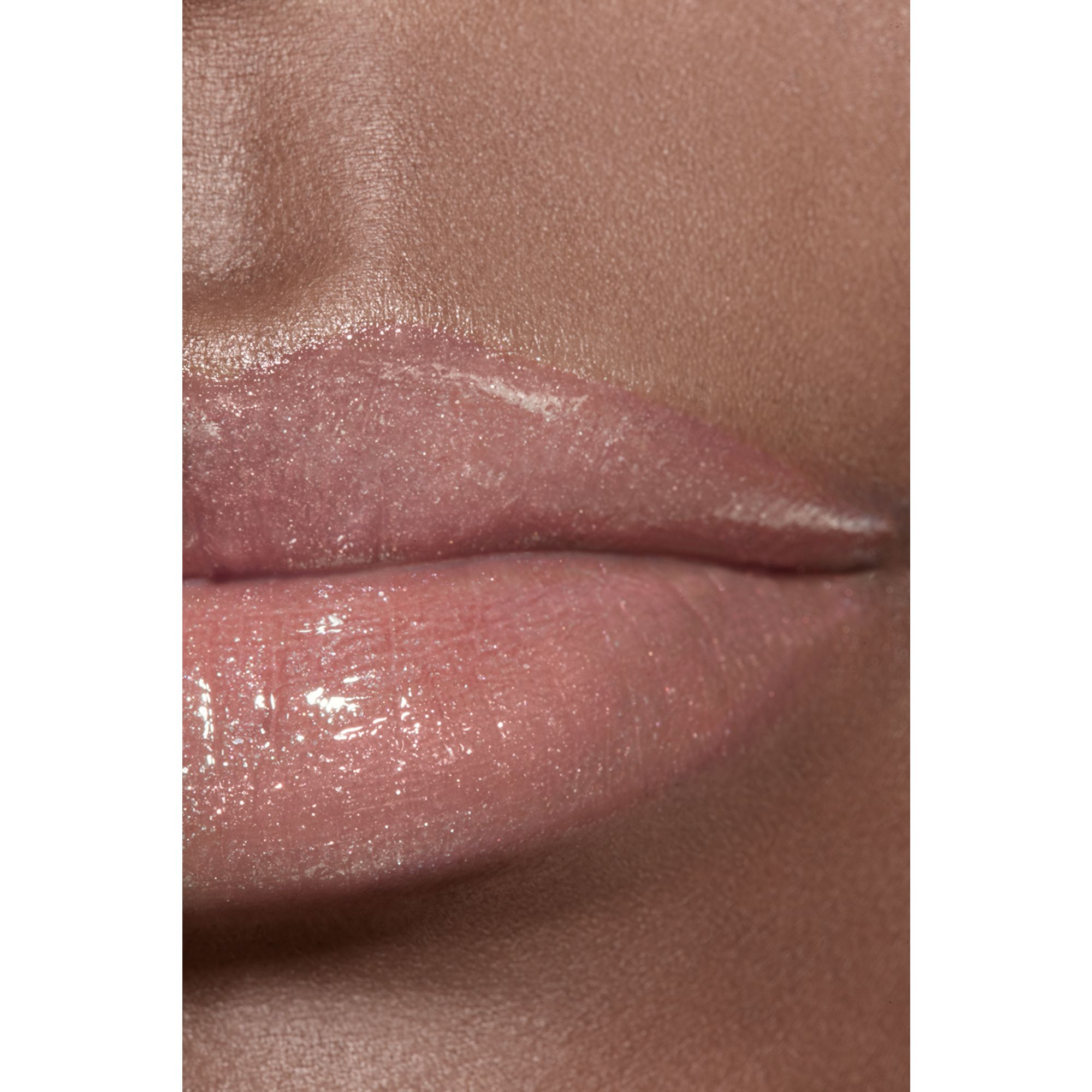 LIP GLOSS BERKILAU INTENS YANG MELEMBAPKAN DAN MENGHALUSKAN