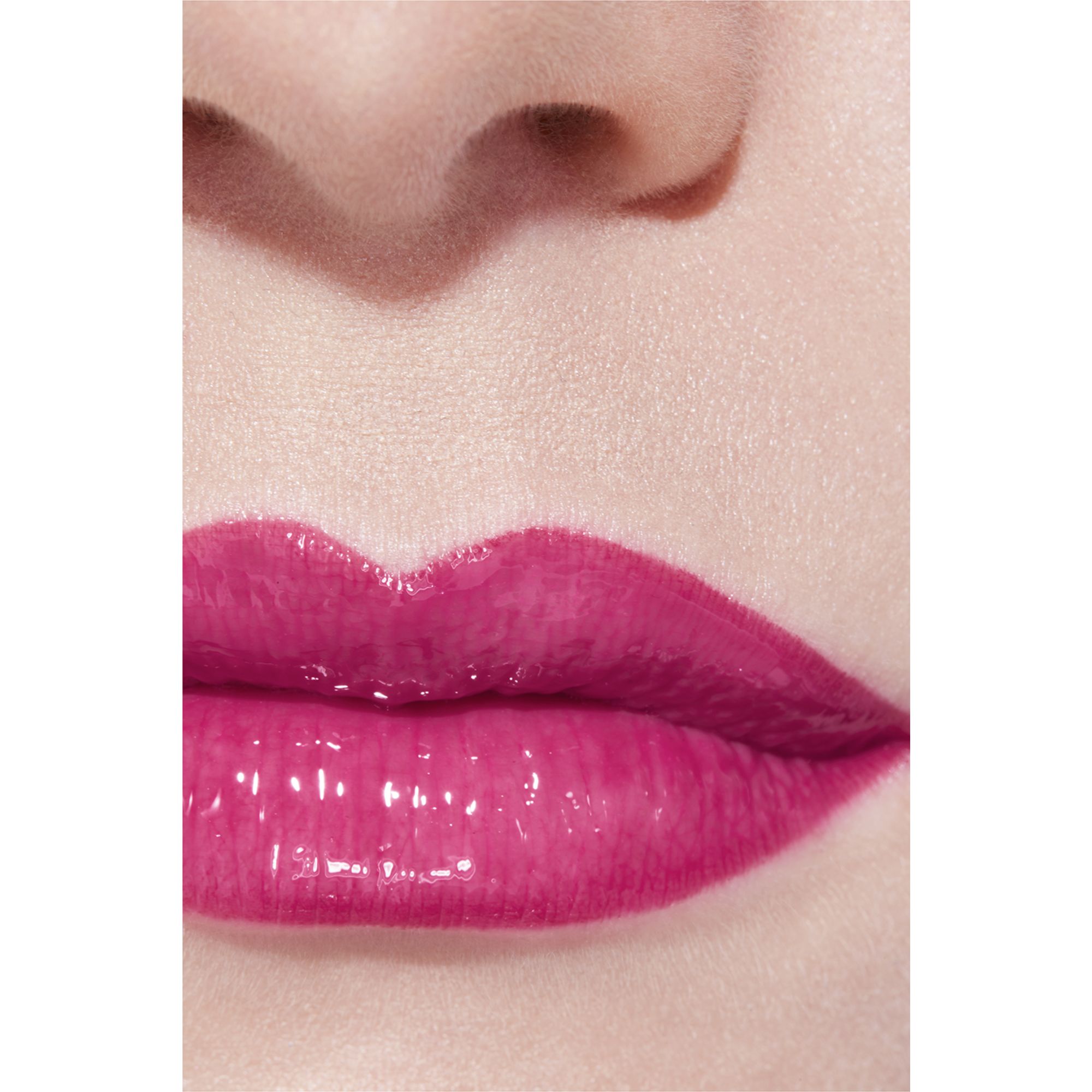 LIP GLOSS BERKILAU INTENS YANG MELEMBAPKAN DAN MENGHALUSKAN