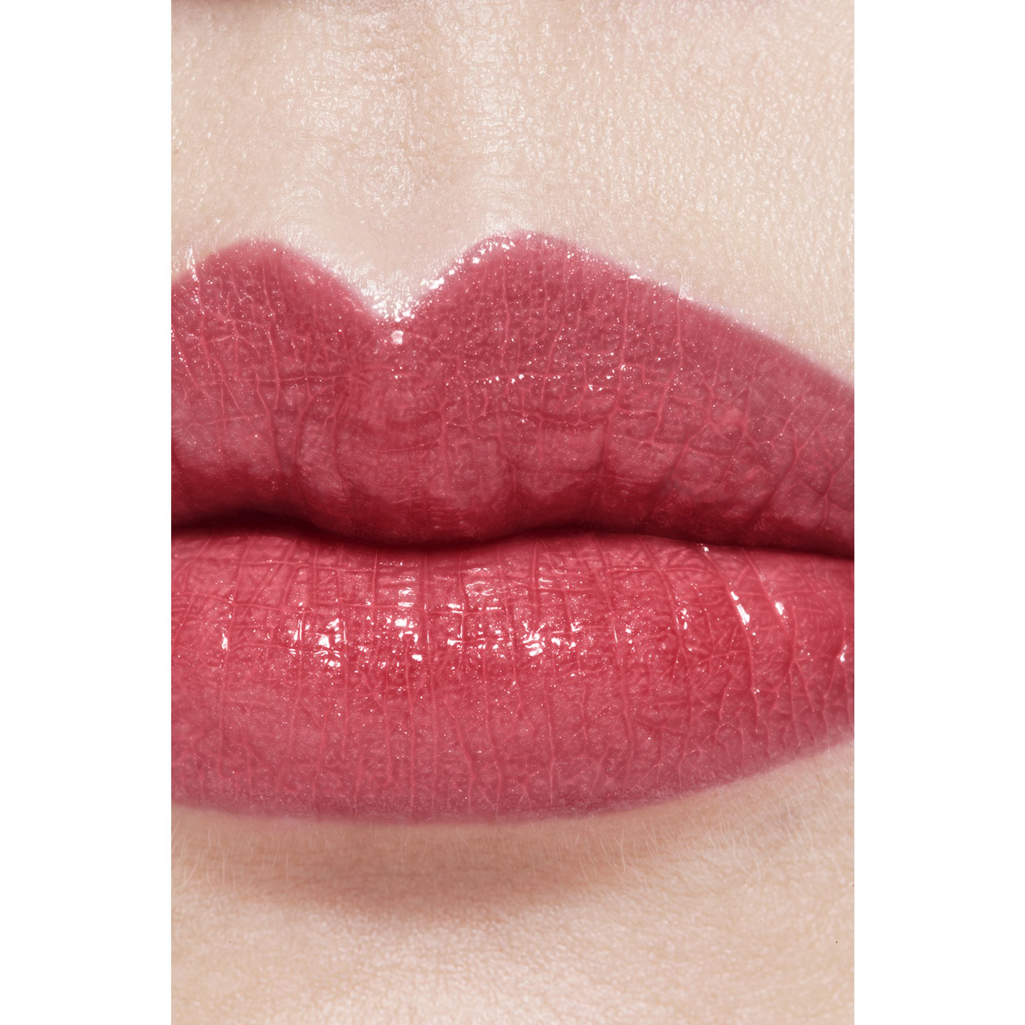 LIPSTIK SATIN TAHAN LAMA – PERAWATAN BIBIR YANG MENGHIDRASI DAN MENGHALUSKAN