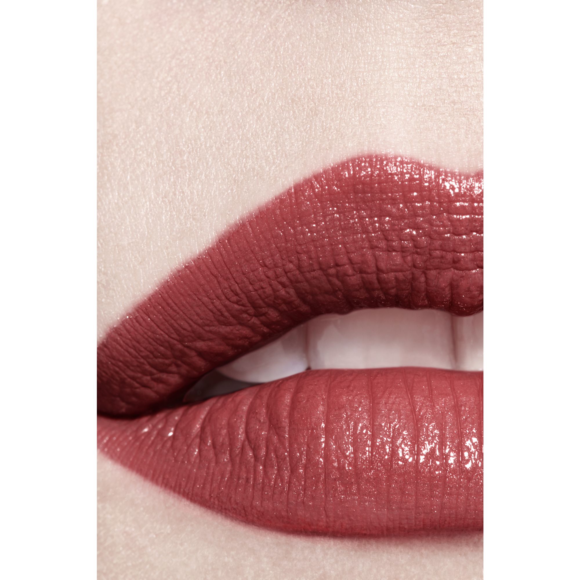 LIPSTIK SATIN TAHAN LAMA – PERAWATAN BIBIR YANG MENGHIDRASI DAN MENGHALUSKAN