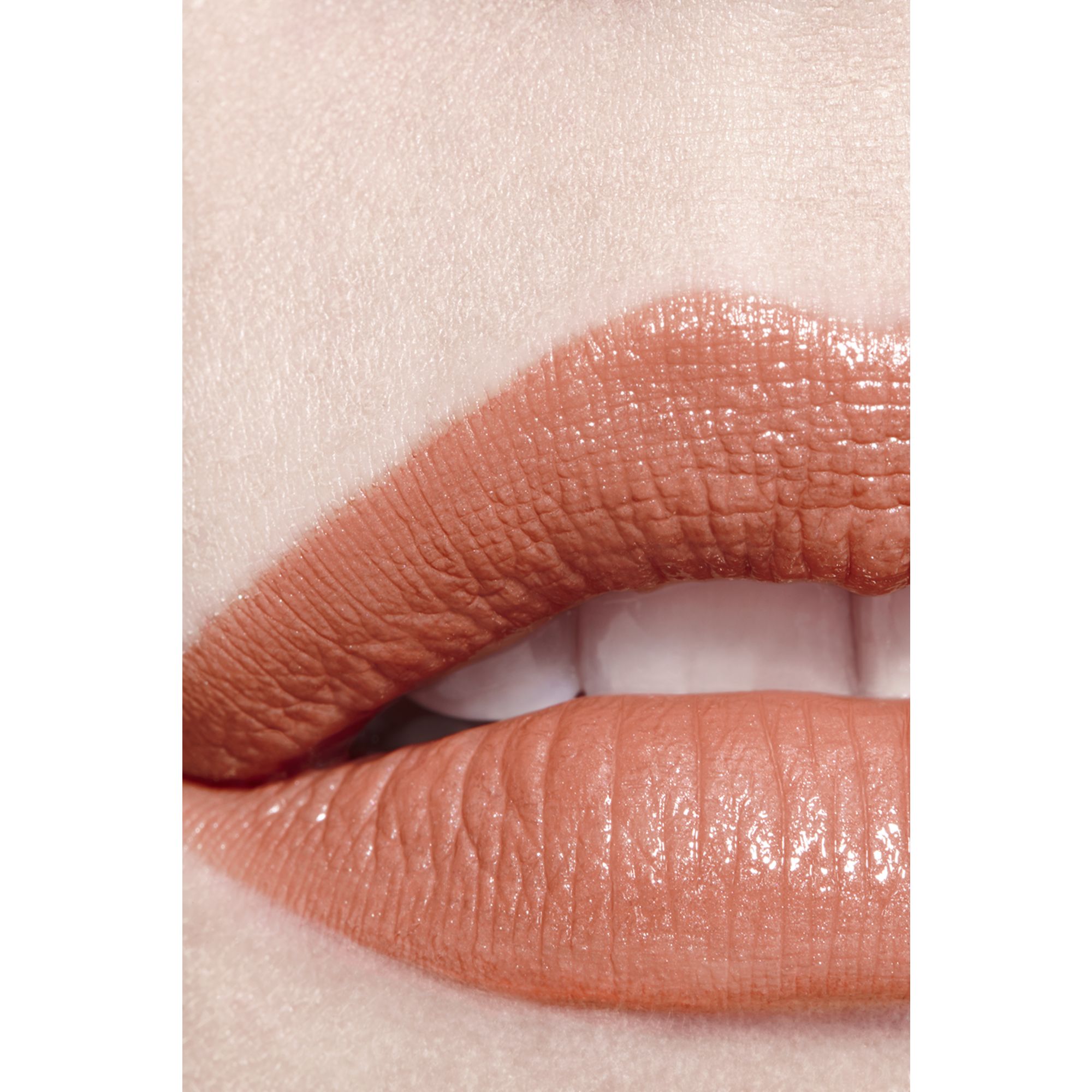 LIPSTIK SATIN TAHAN LAMA – PERAWATAN BIBIR YANG MENGHIDRASI DAN MENGHALUSKAN
