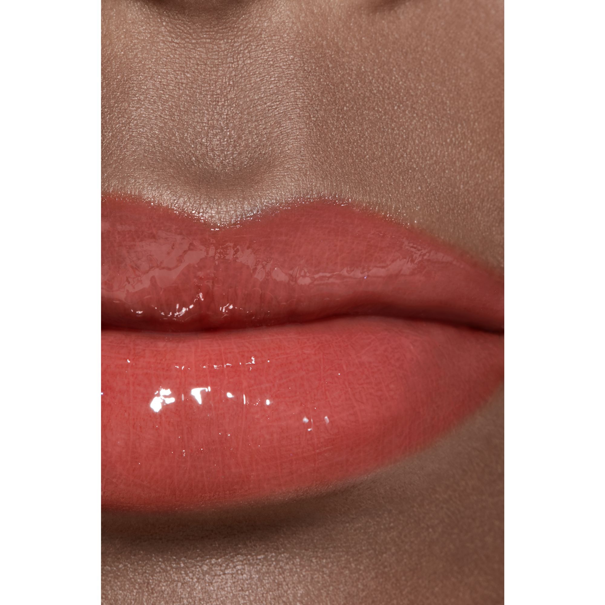 LIP GLOSS BERKILAU INTENS YANG MELEMBAPKAN DAN MENGHALUSKAN