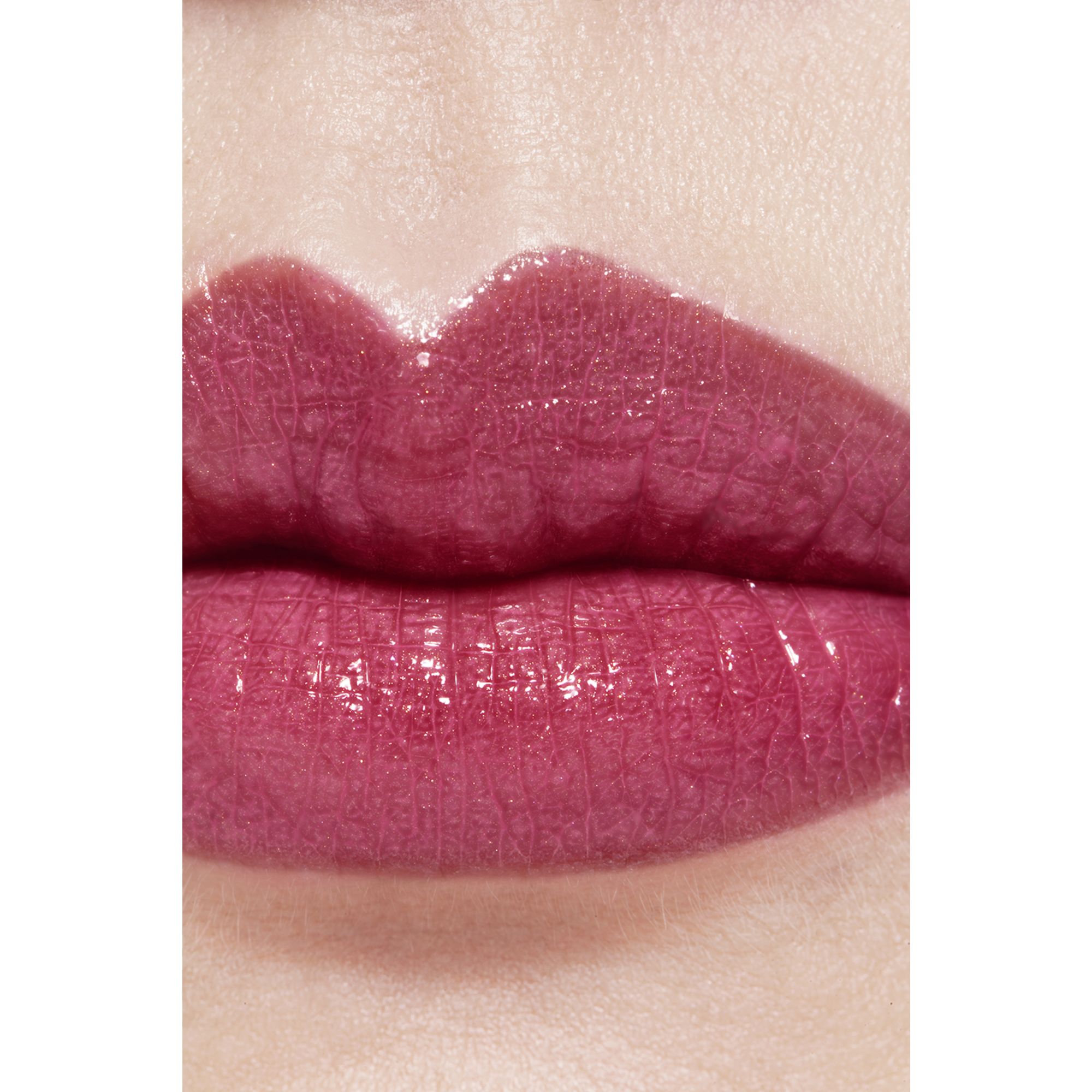 LIPSTIK SATIN TAHAN LAMA – PERAWATAN BIBIR YANG MENGHIDRASI DAN MENGHALUSKAN