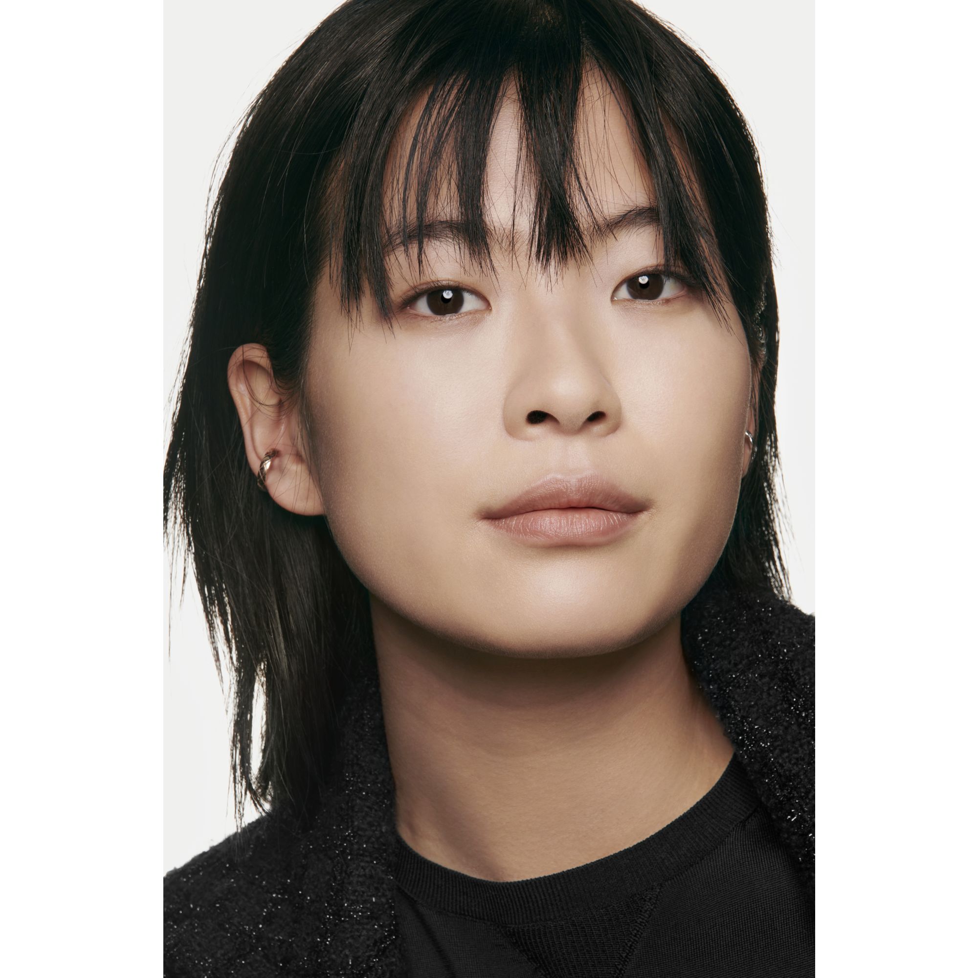 COMPACT FOUNDATION YANG MENCERAHKAN DAN MENGOREKSI DENGAN HASIL TAHAN LAMA