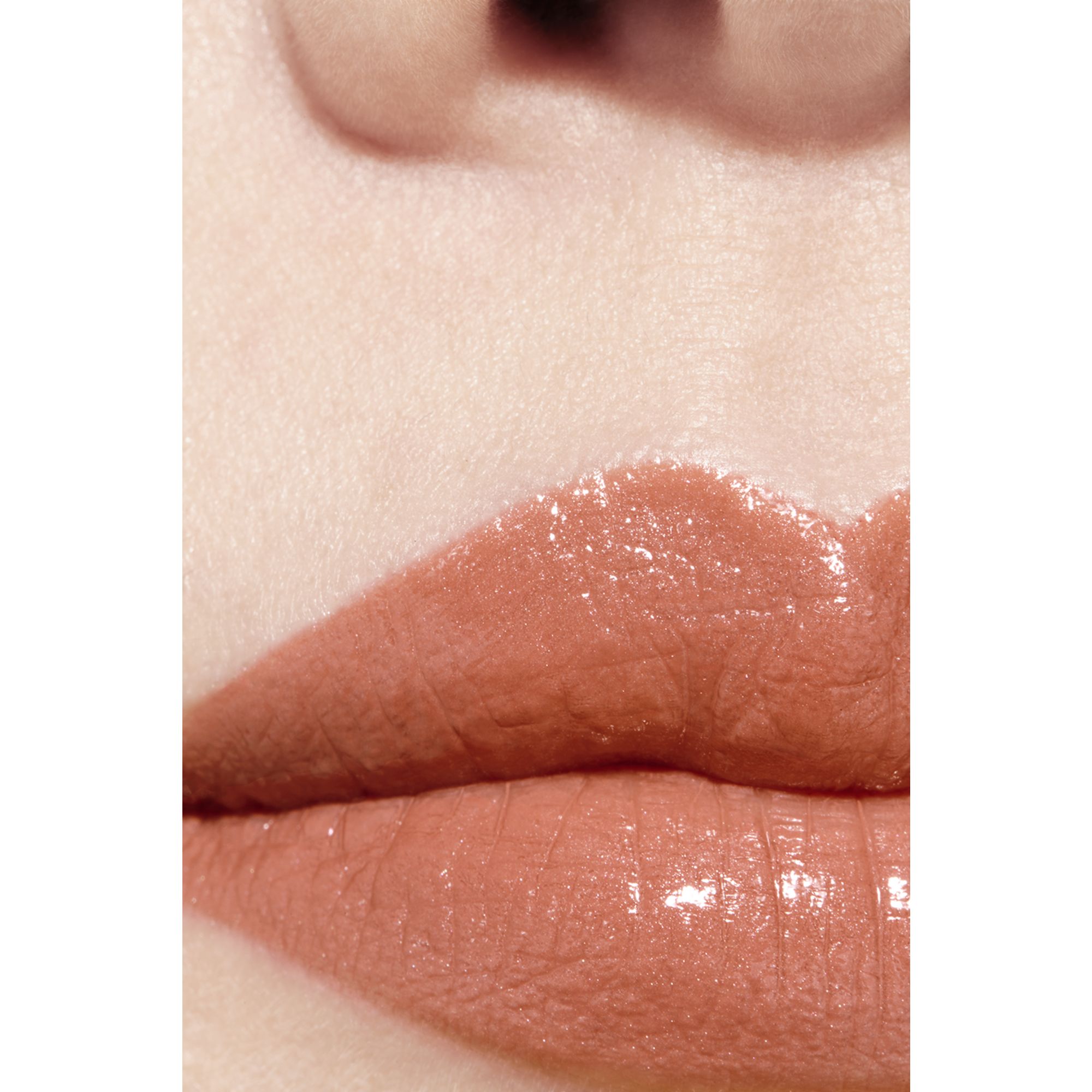 LIPSTIK SATIN TAHAN LAMA – PERAWATAN BIBIR YANG MENGHIDRASI DAN MENGHALUSKAN