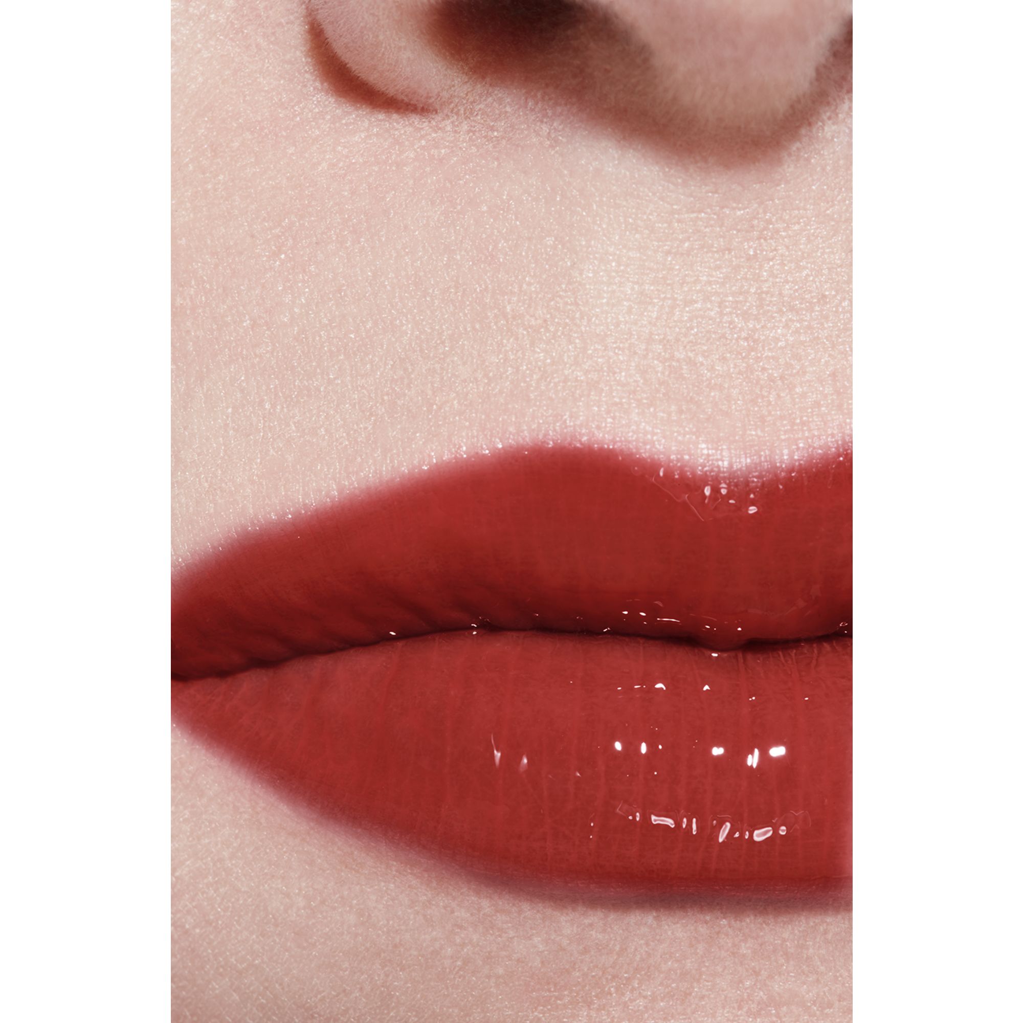 LIP GLOSS BERKILAU INTENS YANG MELEMBAPKAN DAN MENGHALUSKAN