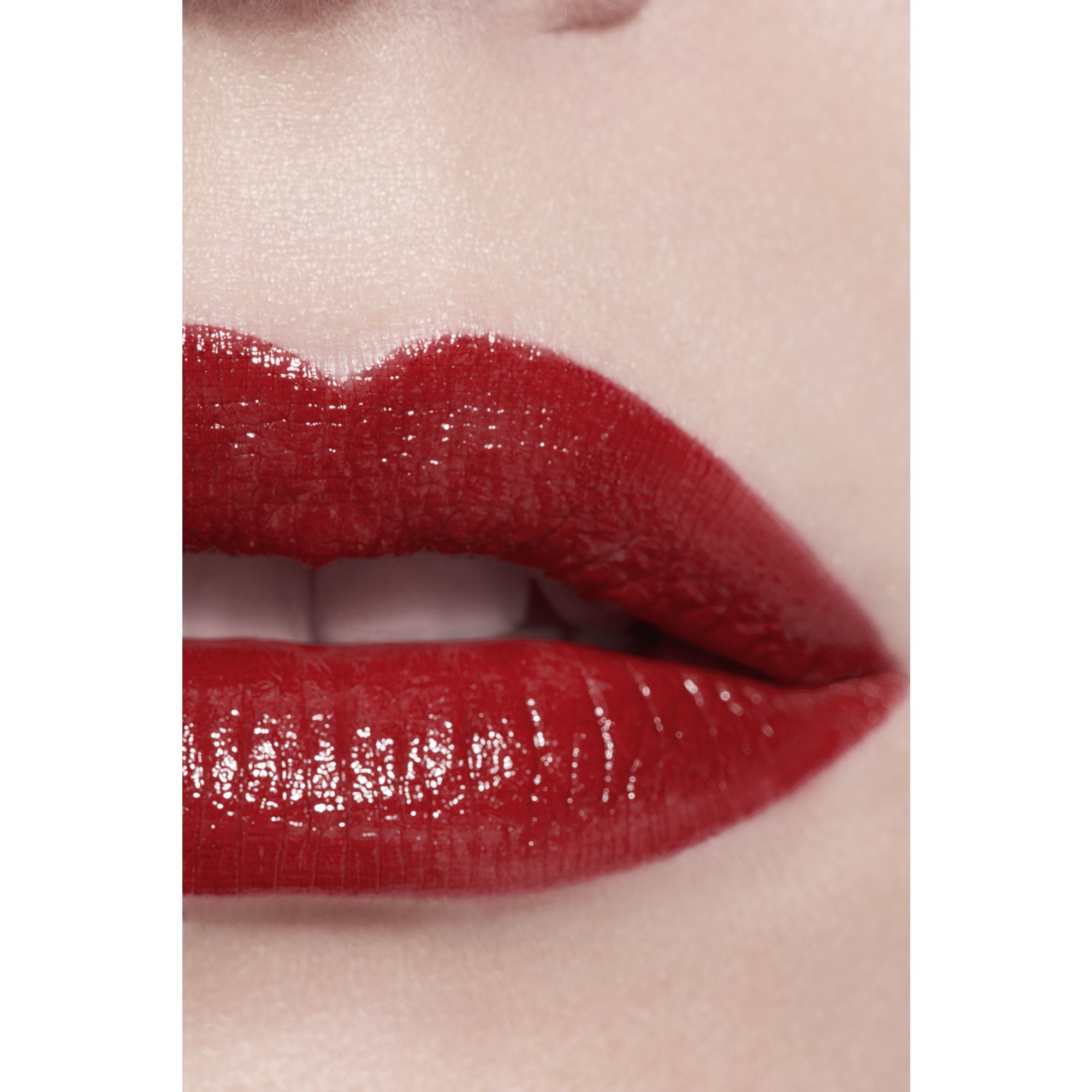 LIPSTIK SATIN TAHAN LAMA – PERAWATAN BIBIR YANG MENGHIDRASI DAN MENGHALUSKAN