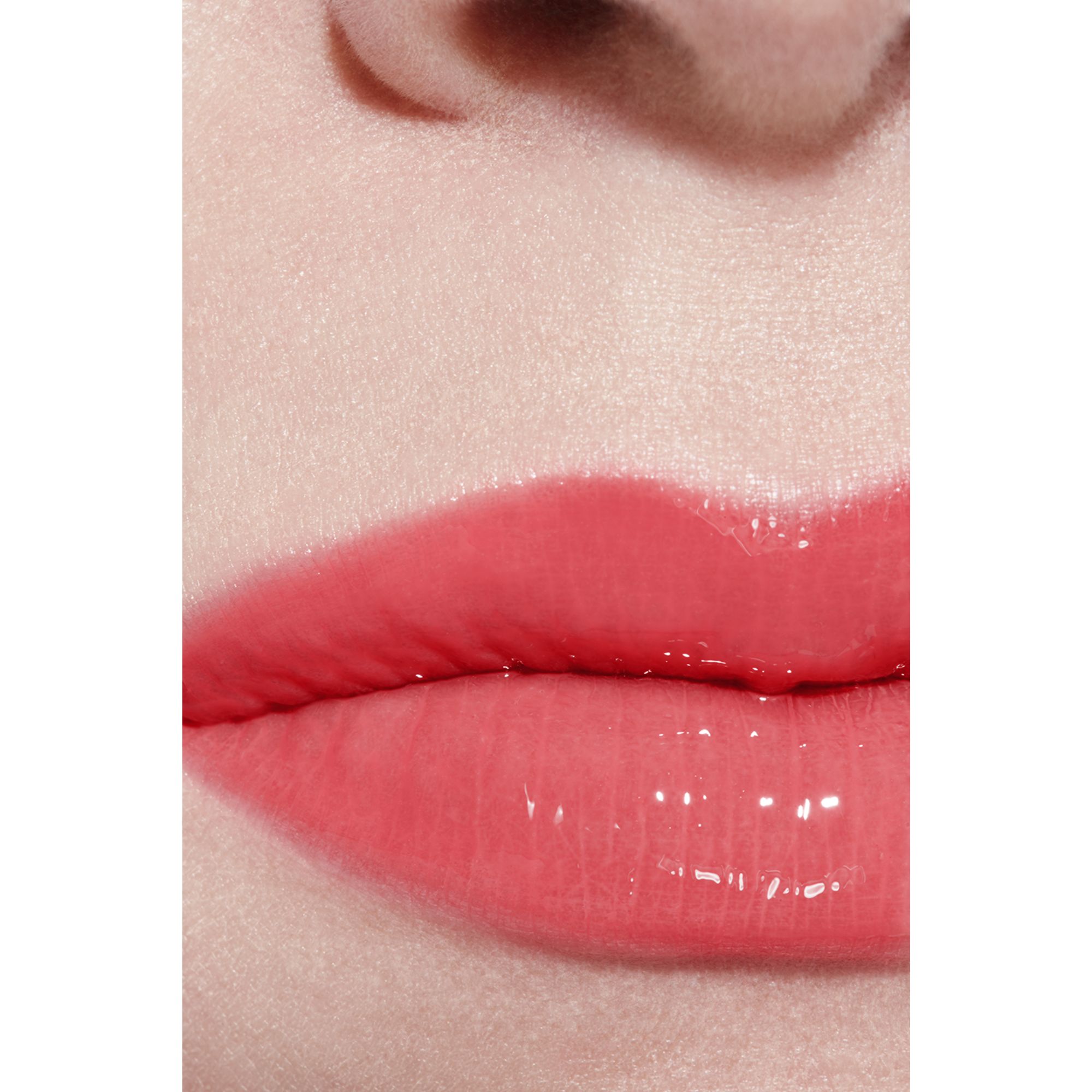 LIP GLOSS BERKILAU INTENS YANG MELEMBAPKAN DAN MENGHALUSKAN