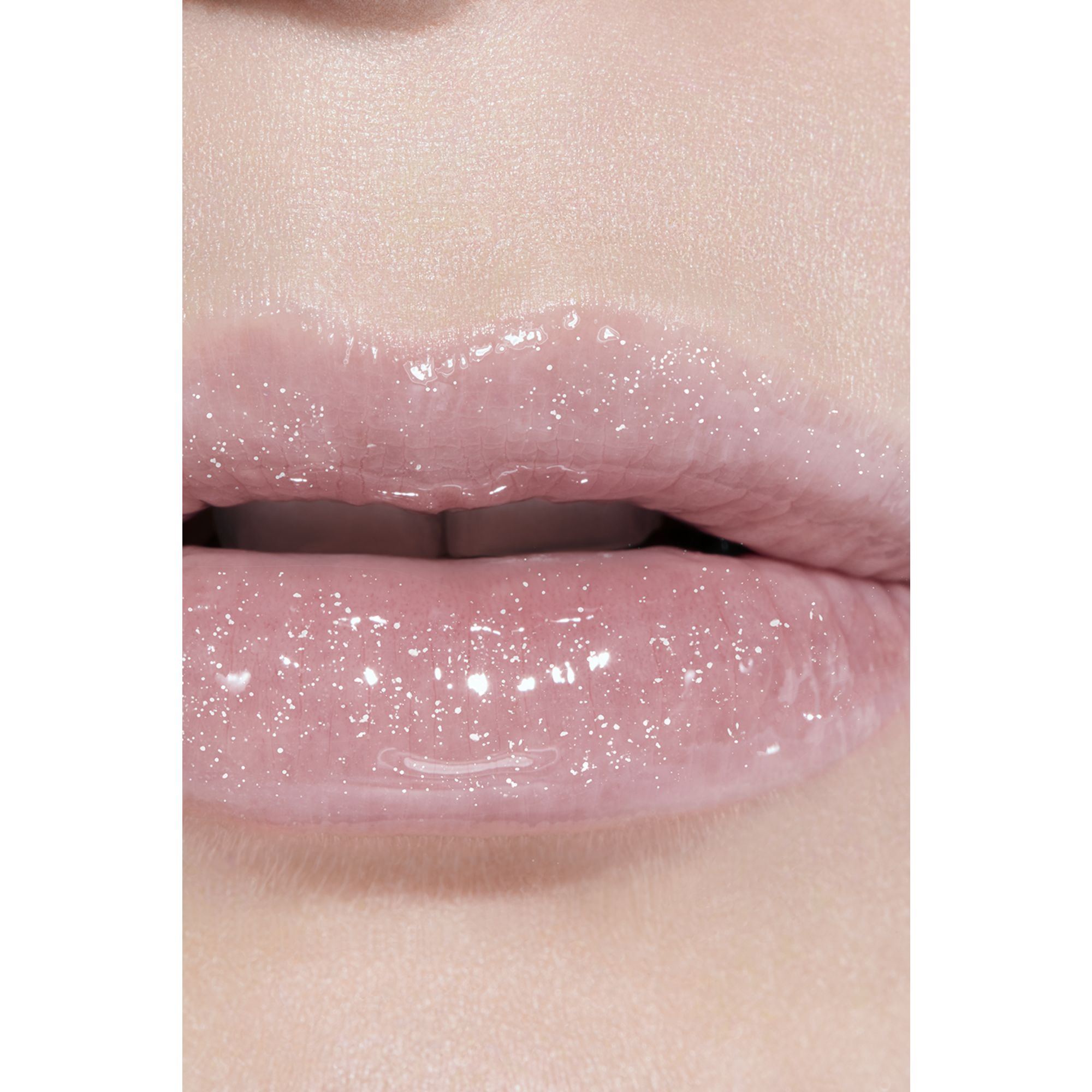 LIP GLOSS BERKILAU INTENS YANG MELEMBAPKAN DAN MENGHALUSKAN