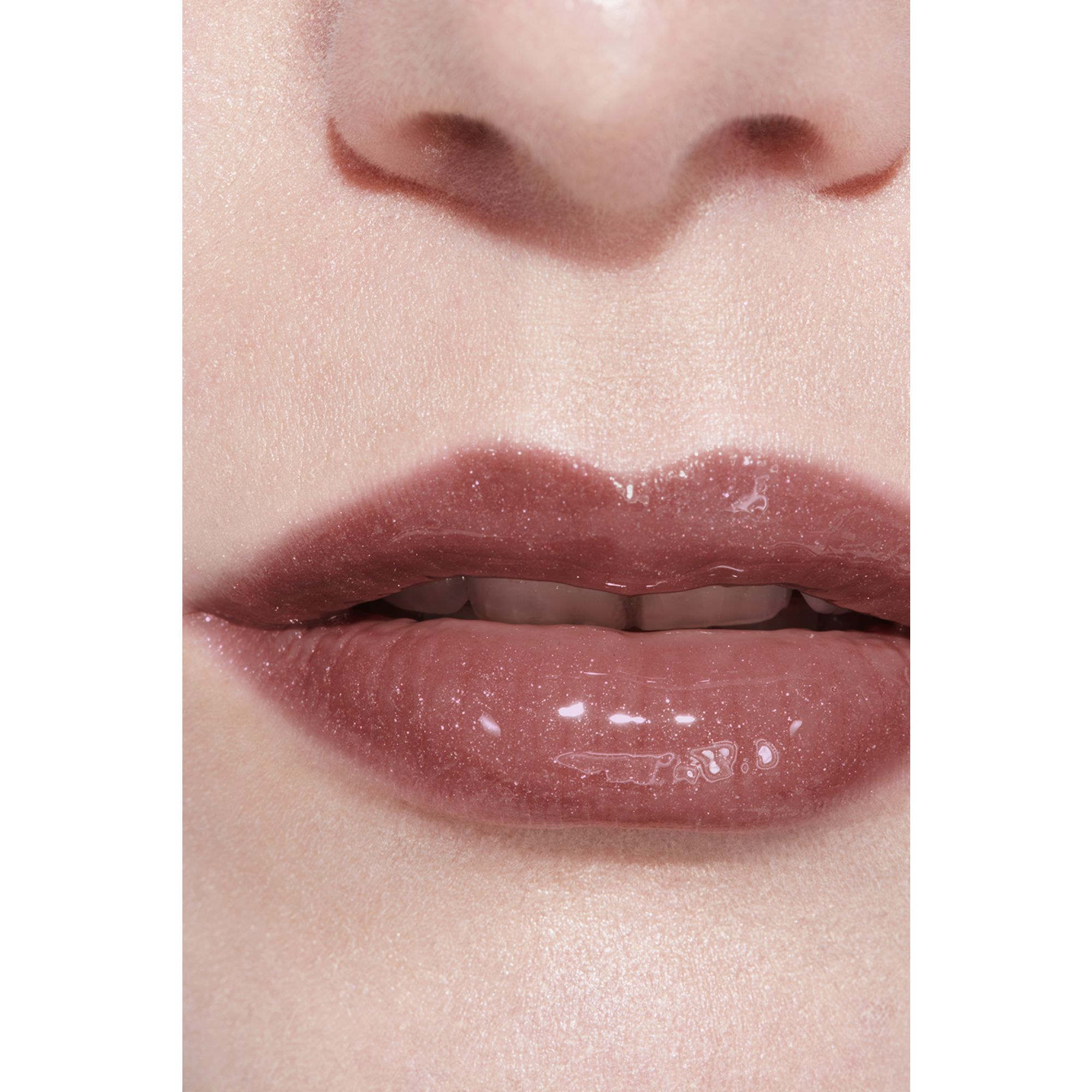 LIP GLOSS BERKILAU INTENS YANG MELEMBAPKAN DAN MENGHALUSKAN