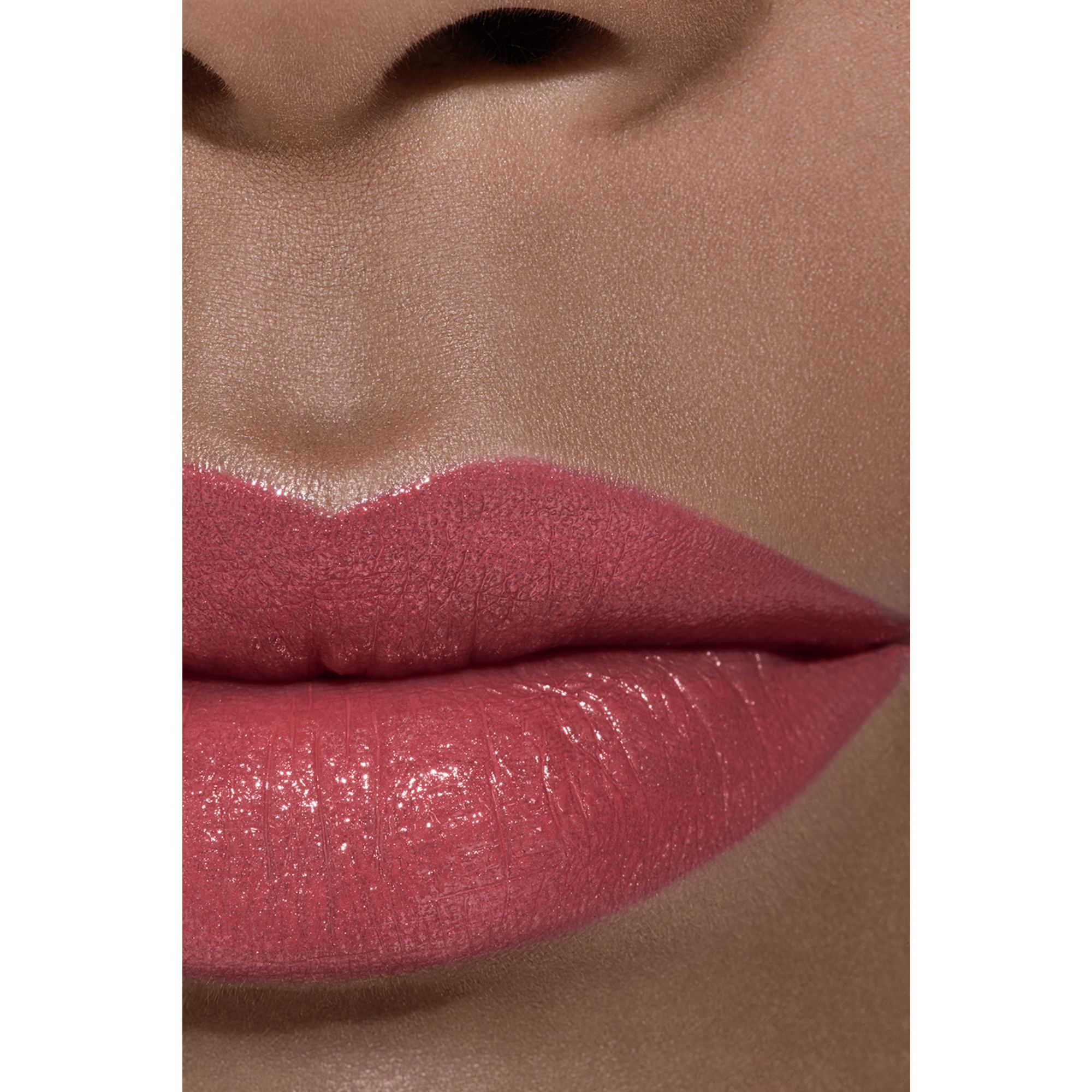 LIPSTIK SATIN TAHAN LAMA – PERAWATAN BIBIR YANG MENGHIDRASI DAN MENGHALUSKAN