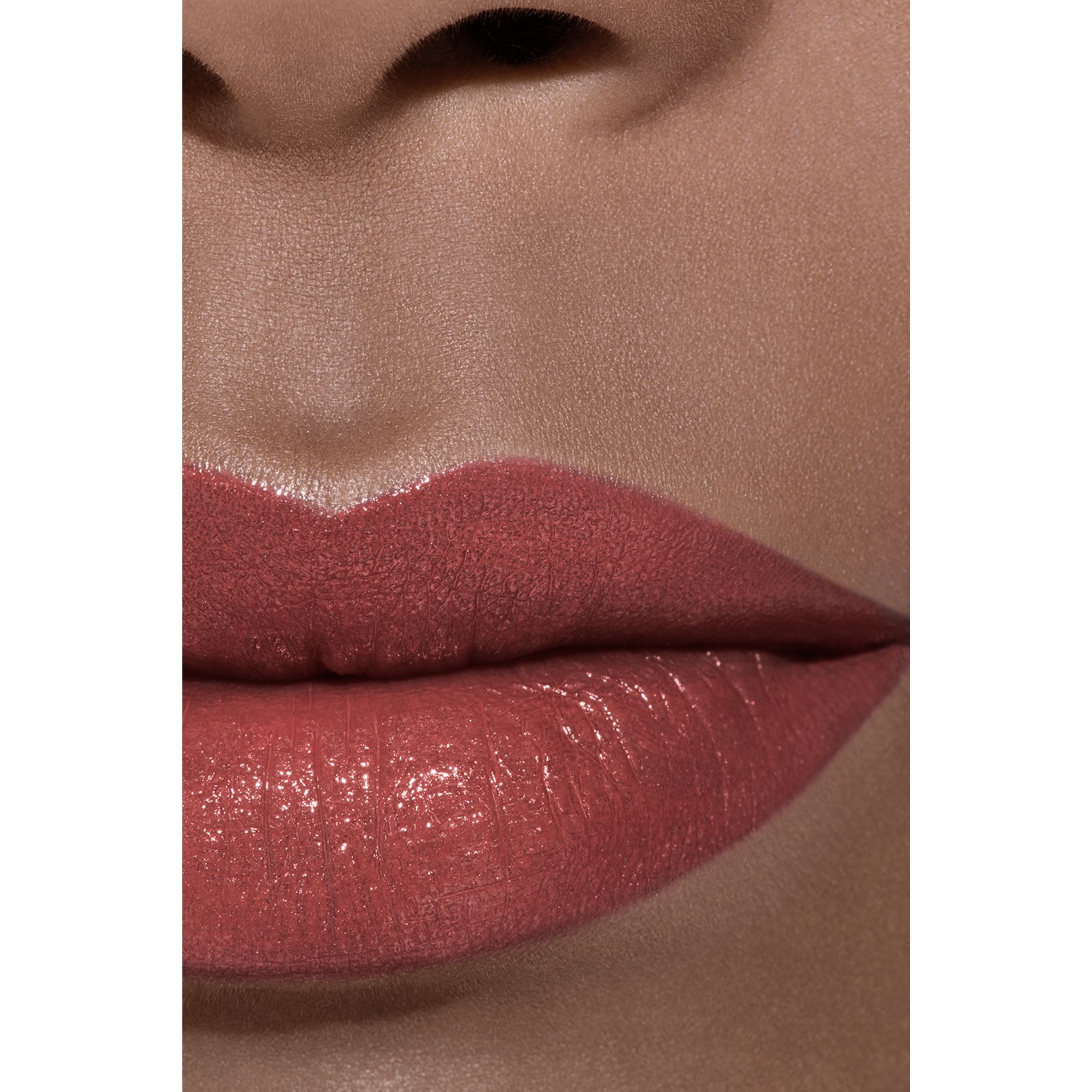 LIPSTIK SATIN TAHAN LAMA – PERAWATAN BIBIR YANG MENGHIDRASI DAN MENGHALUSKAN