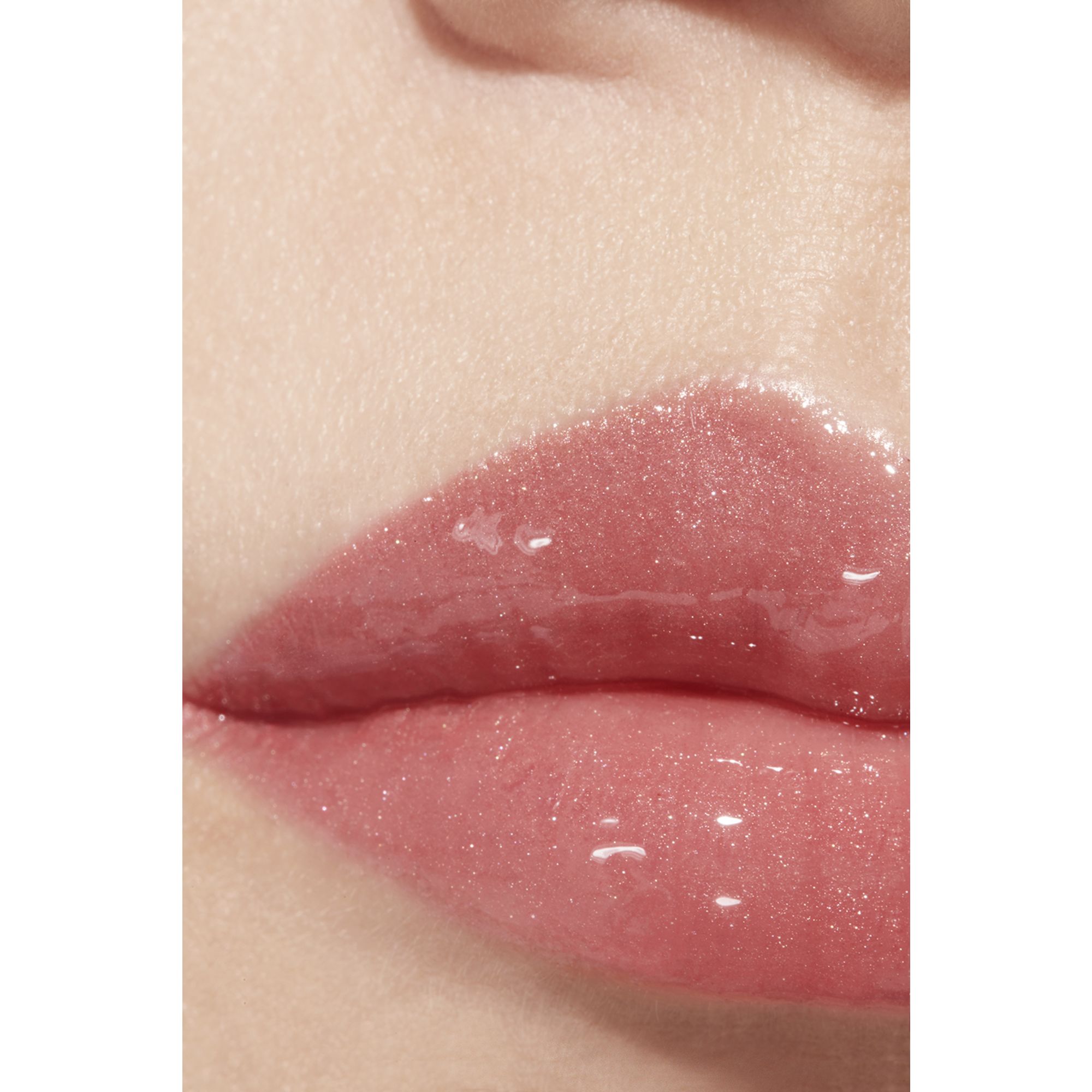 LIP GLOSS BERKILAU INTENS YANG MELEMBAPKAN DAN MENGHALUSKAN