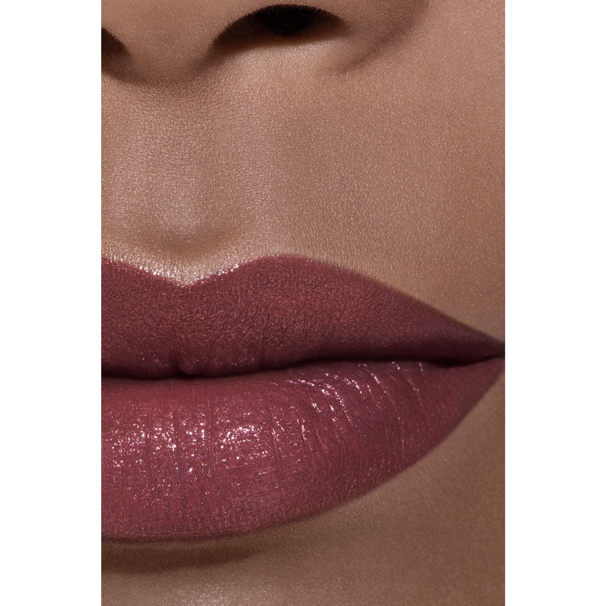 LIPSTIK SATIN TAHAN LAMA – PERAWATAN BIBIR YANG MENGHIDRASI DAN MENGHALUSKAN