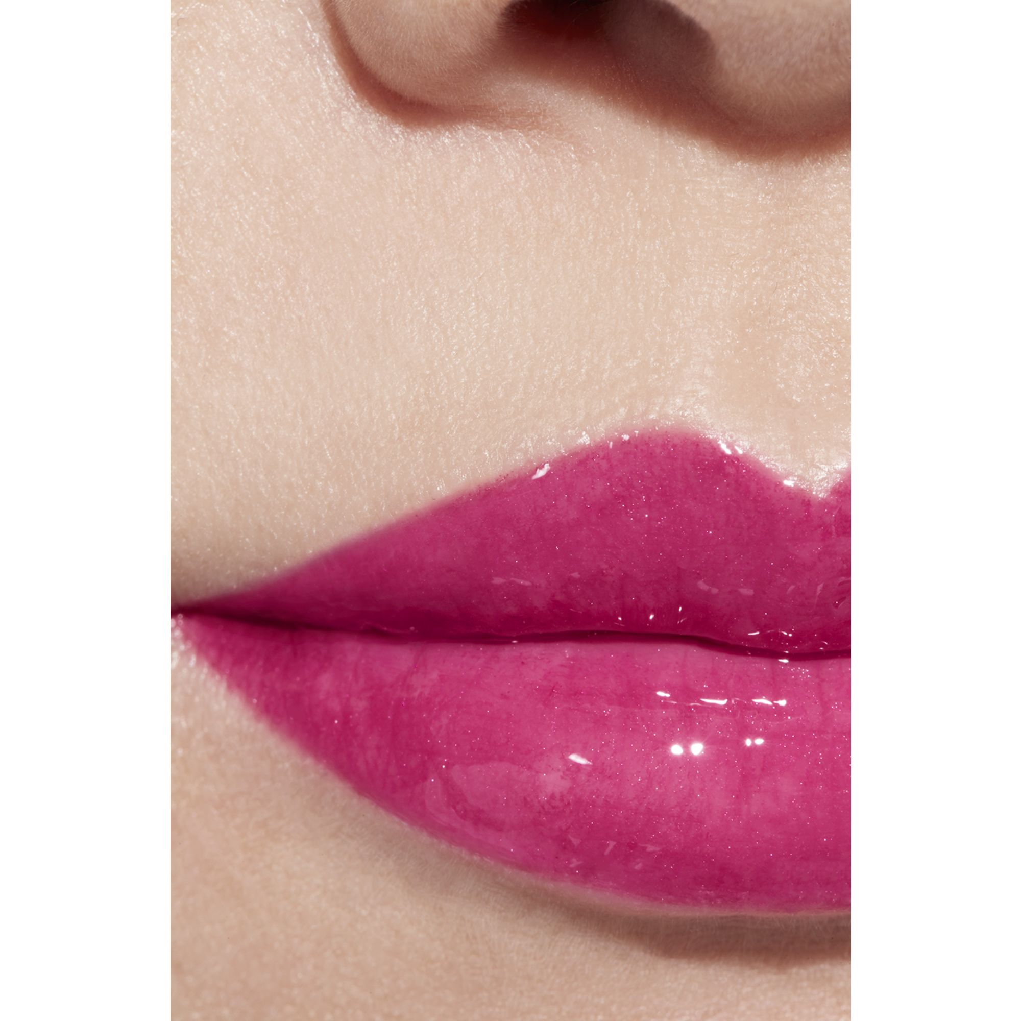 LIP GLOSS BERKILAU INTENS YANG MELEMBAPKAN DAN MENGHALUSKAN