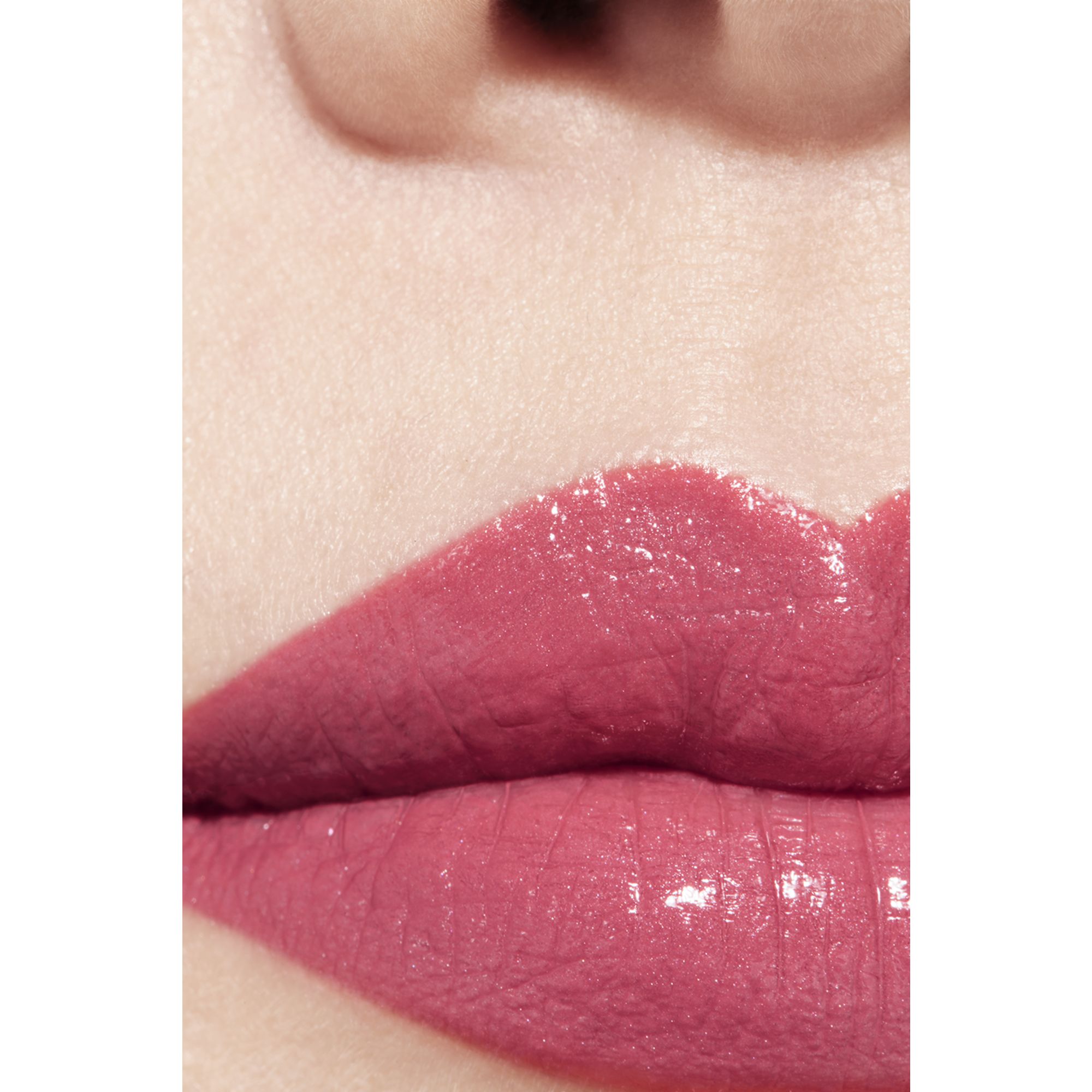 LIPSTIK SATIN TAHAN LAMA – PERAWATAN BIBIR YANG MENGHIDRASI DAN MENGHALUSKAN