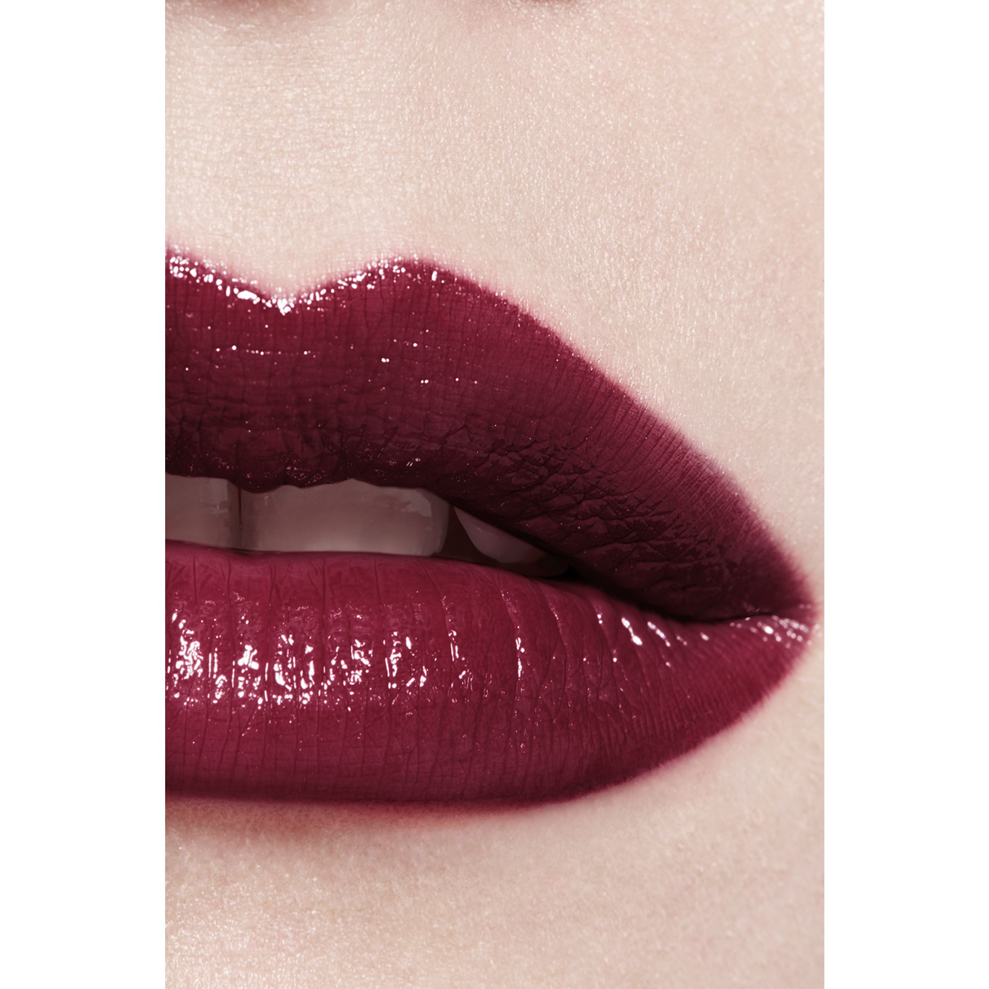 LIPSTIK SATIN TAHAN LAMA – PERAWATAN BIBIR YANG MENGHIDRASI DAN MENGHALUSKAN