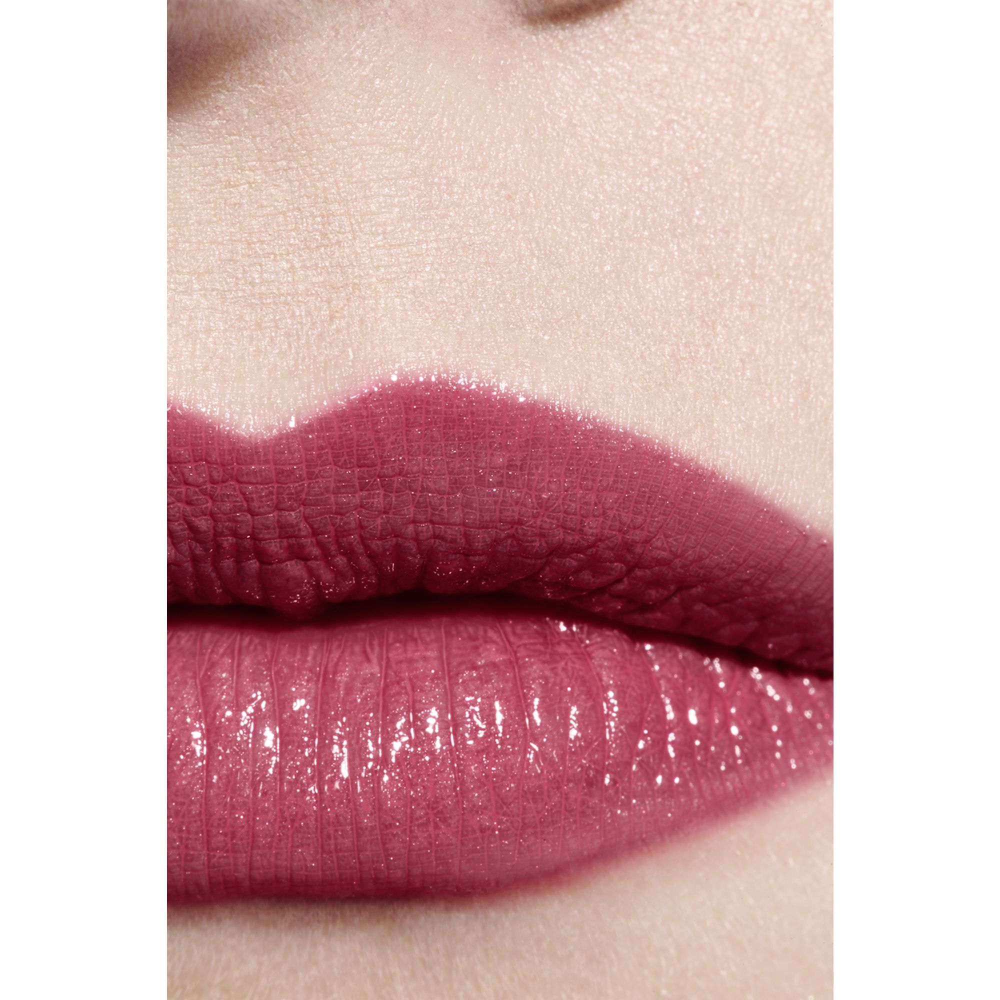 LIPSTIK SATIN TAHAN LAMA – PERAWATAN BIBIR YANG MENGHIDRASI DAN MENGHALUSKAN