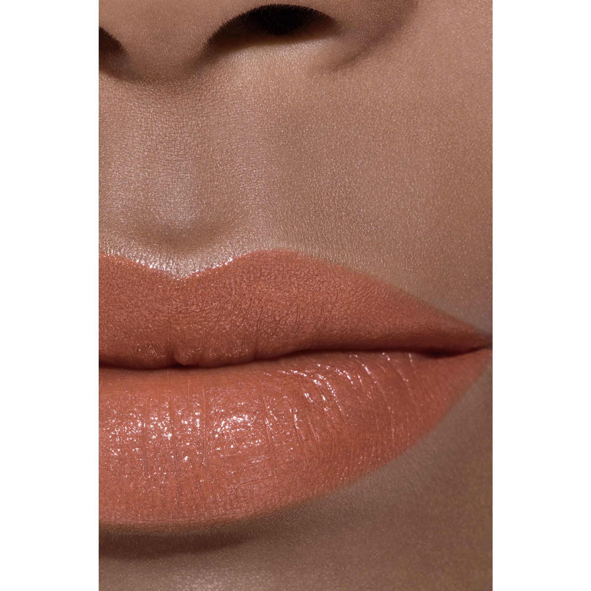 LIPSTIK SATIN TAHAN LAMA – PERAWATAN BIBIR YANG MENGHIDRASI DAN MENGHALUSKAN