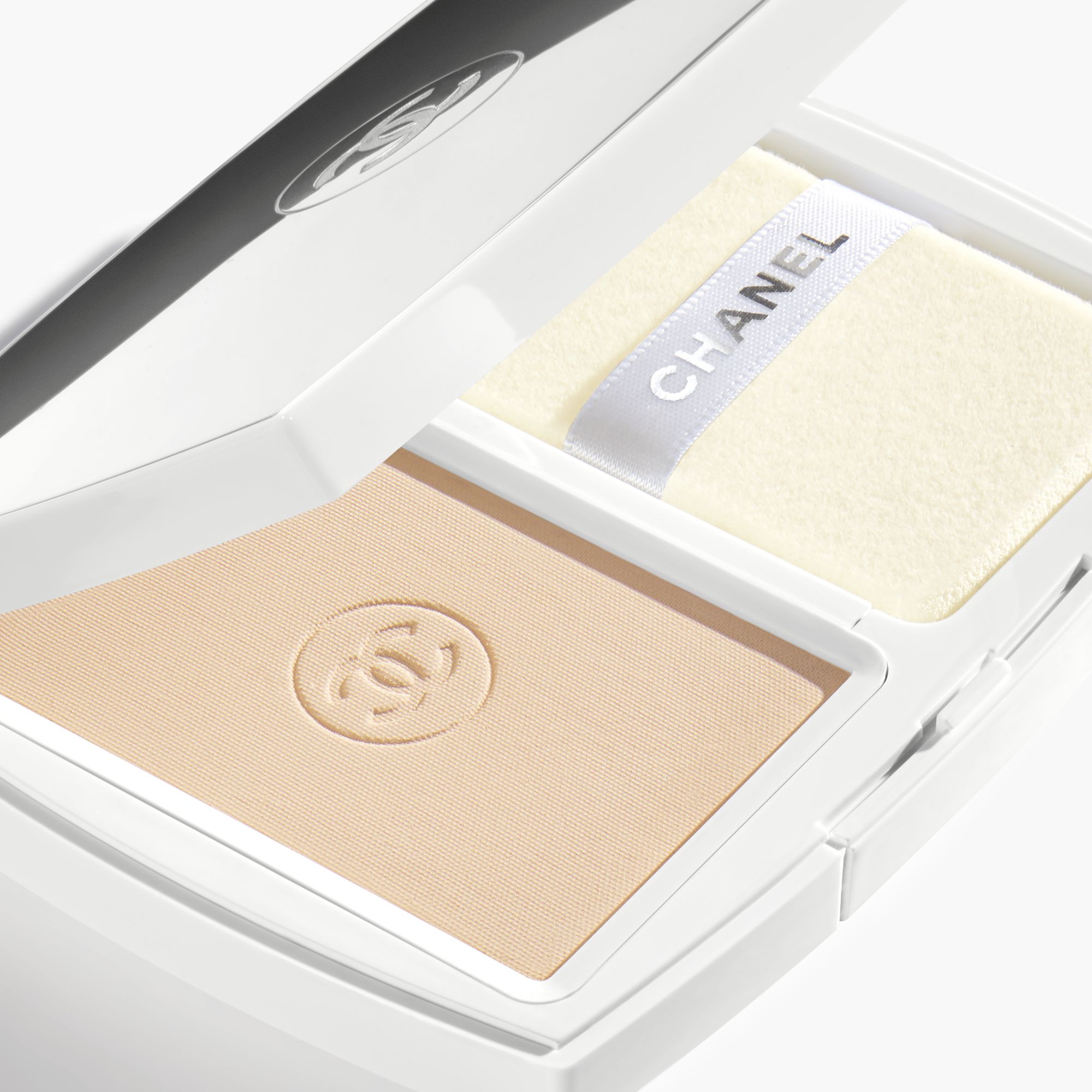 COMPACT FOUNDATION YANG MENCERAHKAN DAN MENGOREKSI DENGAN HASIL TAHAN LAMA