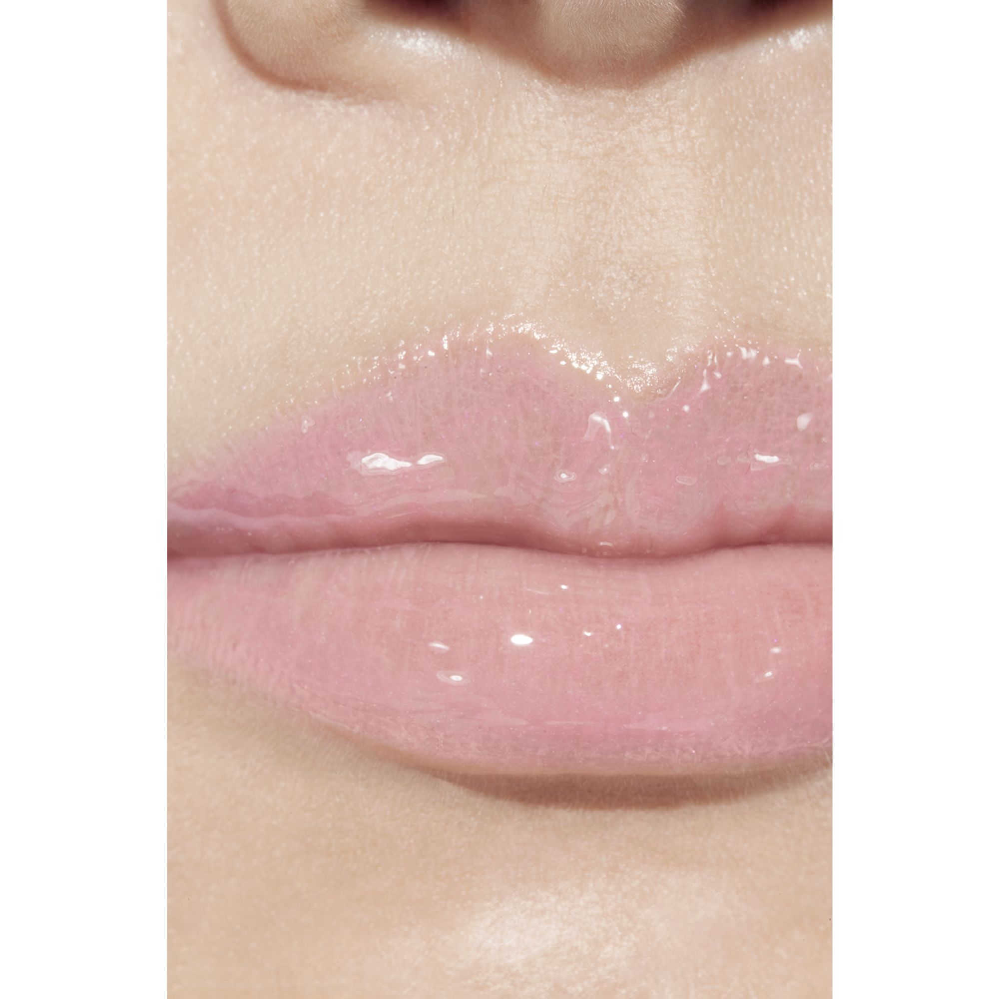 LIP GLOSS BERKILAU INTENS YANG MELEMBAPKAN DAN MENGHALUSKAN