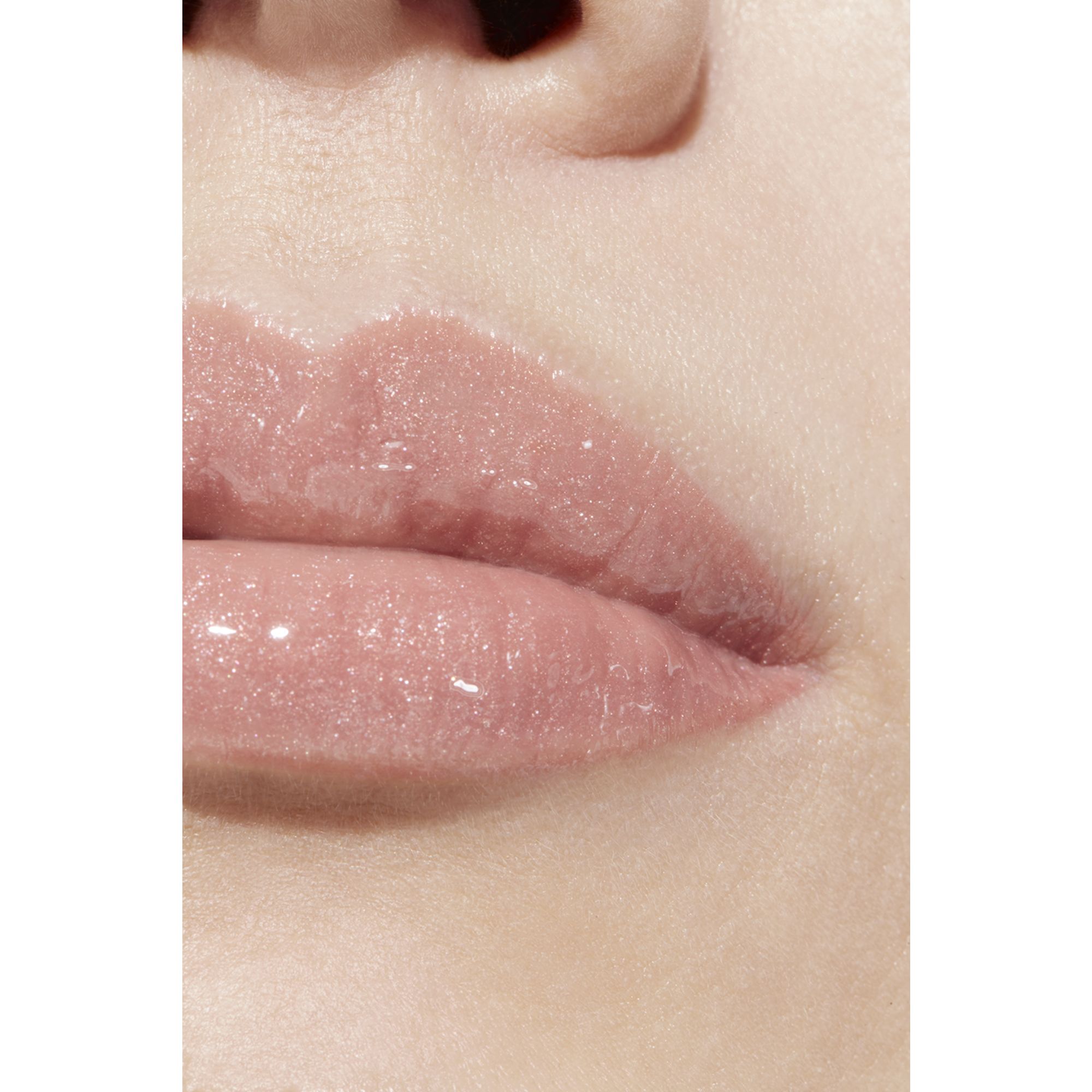 LIP GLOSS BERKILAU INTENS YANG MELEMBAPKAN DAN MENGHALUSKAN