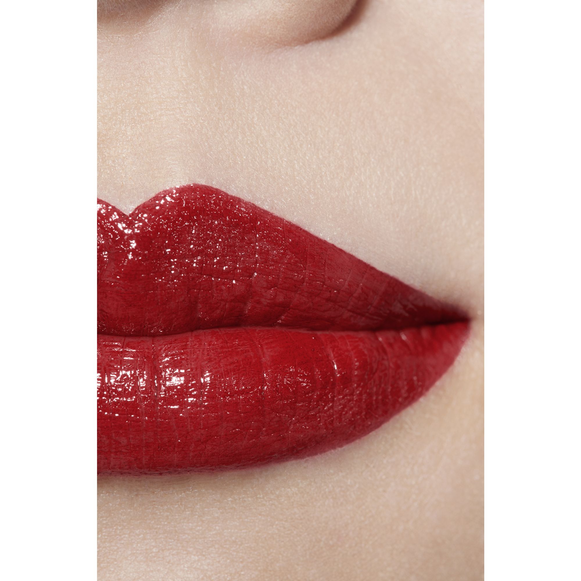 LIPSTIK SATIN TAHAN LAMA – PERAWATAN BIBIR YANG MENGHIDRASI DAN MENGHALUSKAN