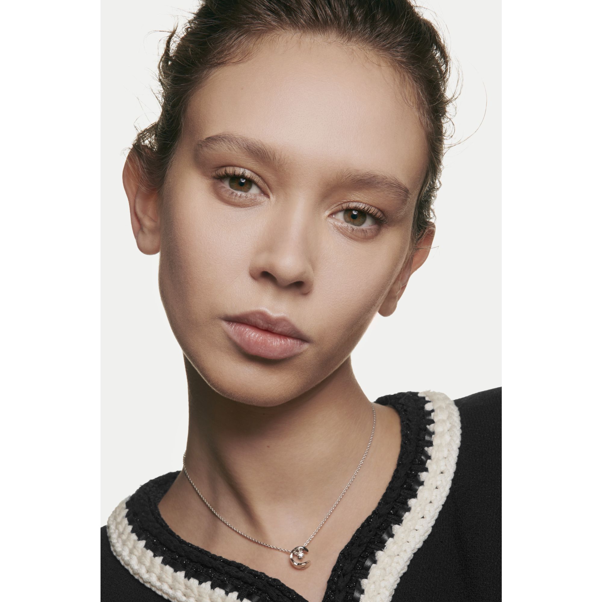 COMPACT FOUNDATION YANG MENCERAHKAN DAN MENGOREKSI DENGAN HASIL TAHAN LAMA