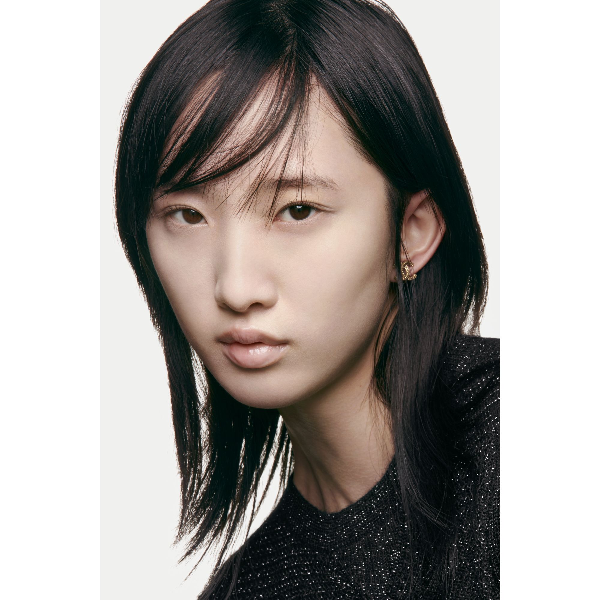 COMPACT FOUNDATION YANG MENCERAHKAN DAN MENGOREKSI DENGAN HASIL TAHAN LAMA