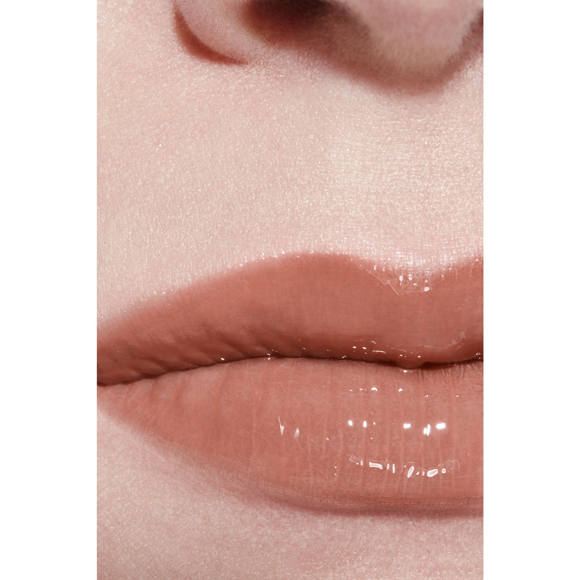 LIP GLOSS BERKILAU INTENS YANG MELEMBAPKAN DAN MENGHALUSKAN