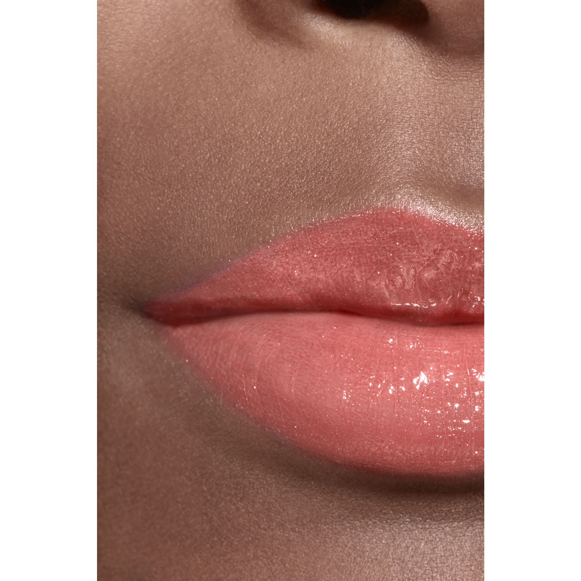 LIP GLOSS BERKILAU INTENS YANG MELEMBAPKAN DAN MENGHALUSKAN