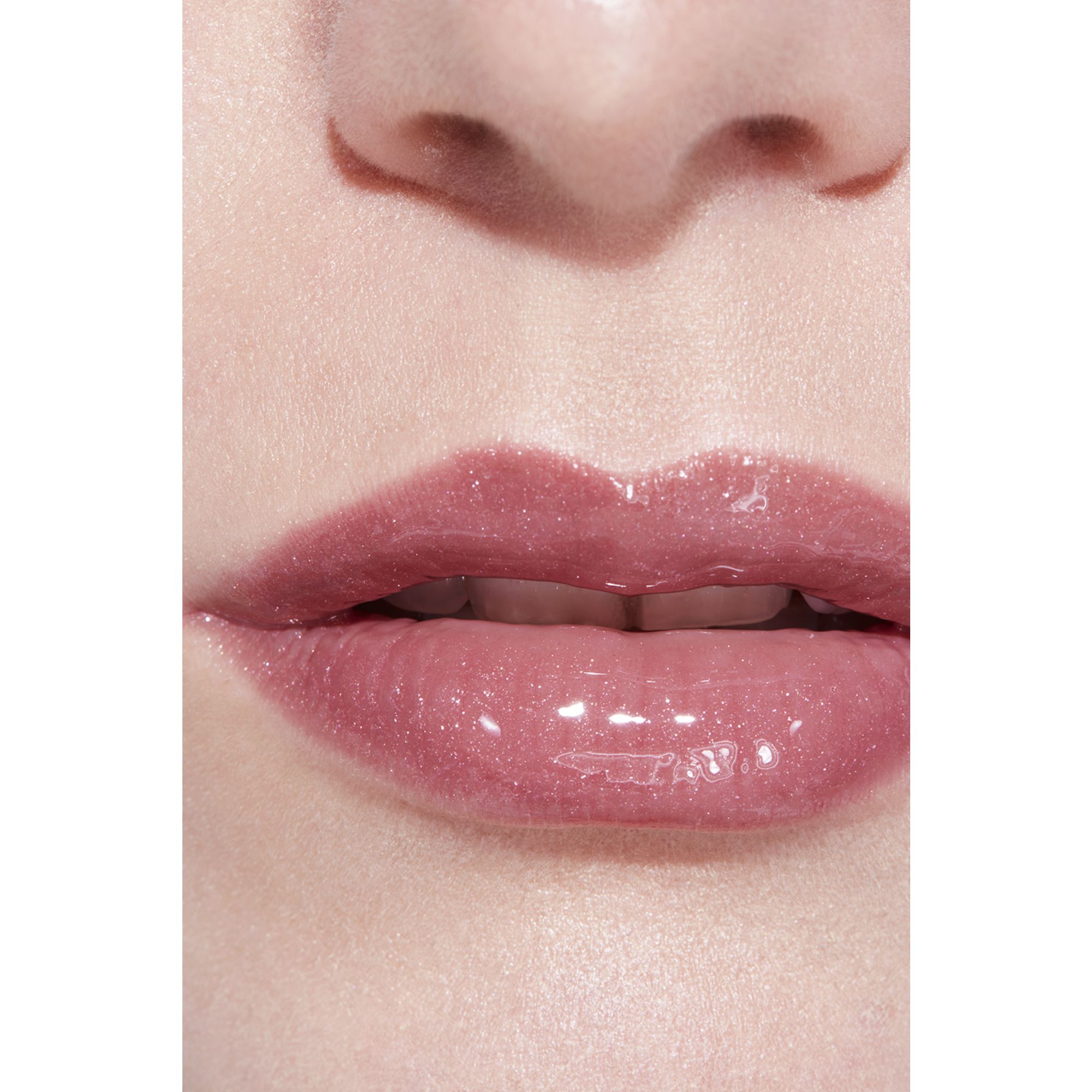 LIP GLOSS BERKILAU INTENS YANG MELEMBAPKAN DAN MENGHALUSKAN