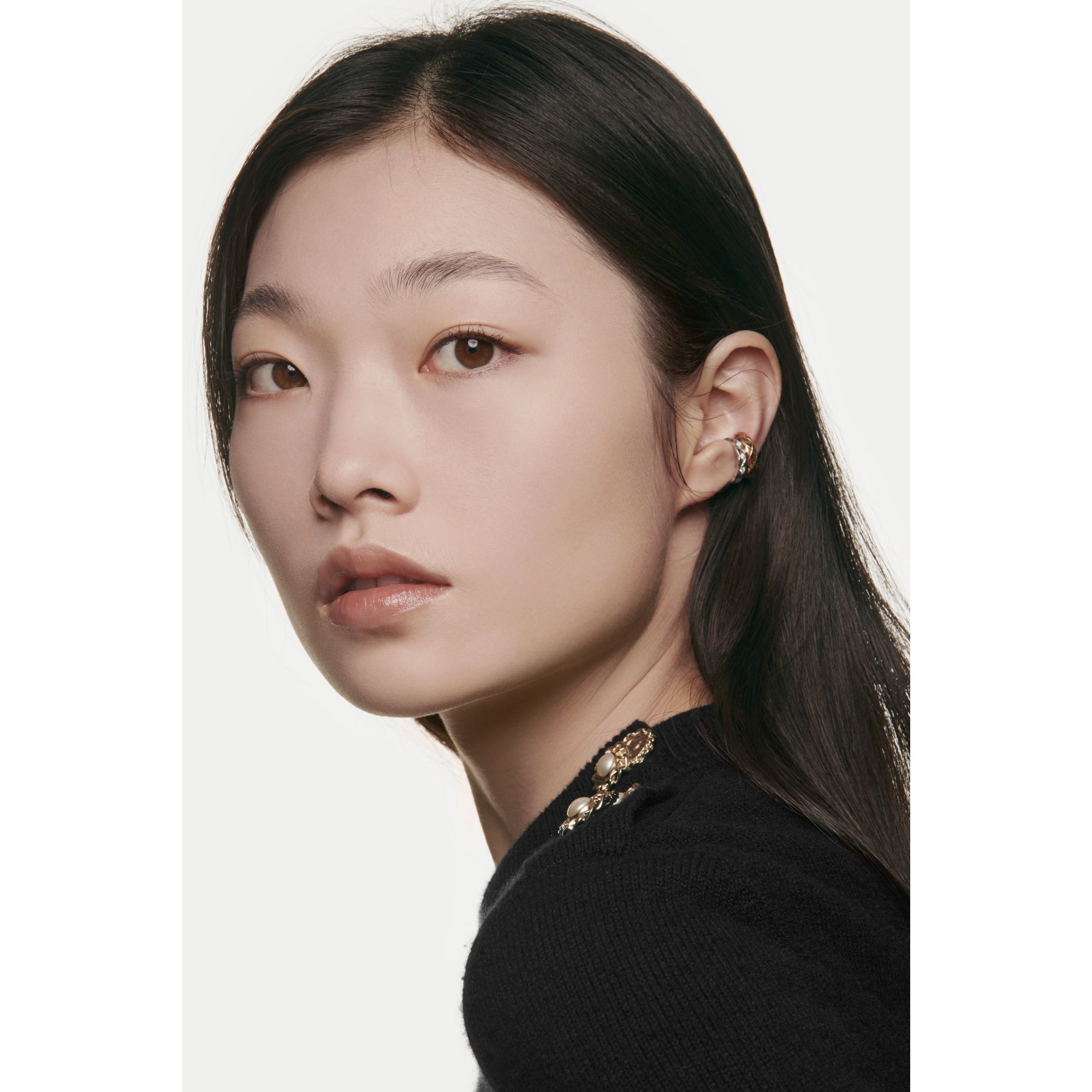 COMPACT FOUNDATION YANG MENCERAHKAN DAN MENGOREKSI DENGAN HASIL TAHAN LAMA